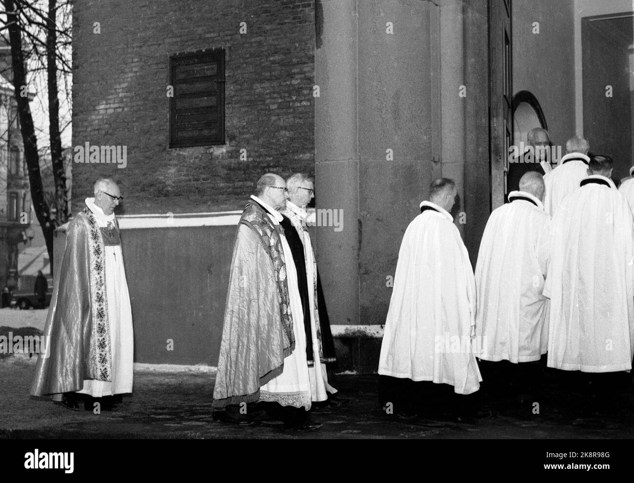 19610115 diocesi di Oslo nella Cattedrale di Oslo. La parola del vescovo Godal e Fridtjof Birkeli sono state inaugurate dal vescovo Johs. Smemo. Qui i due ordinanti arrivano alla Cattedrale (Birkeli più vicino alla macchina fotografica, insieme a Godal) seguita dal Vescovo Smemo. Foto: NTB / NTB Foto Stock