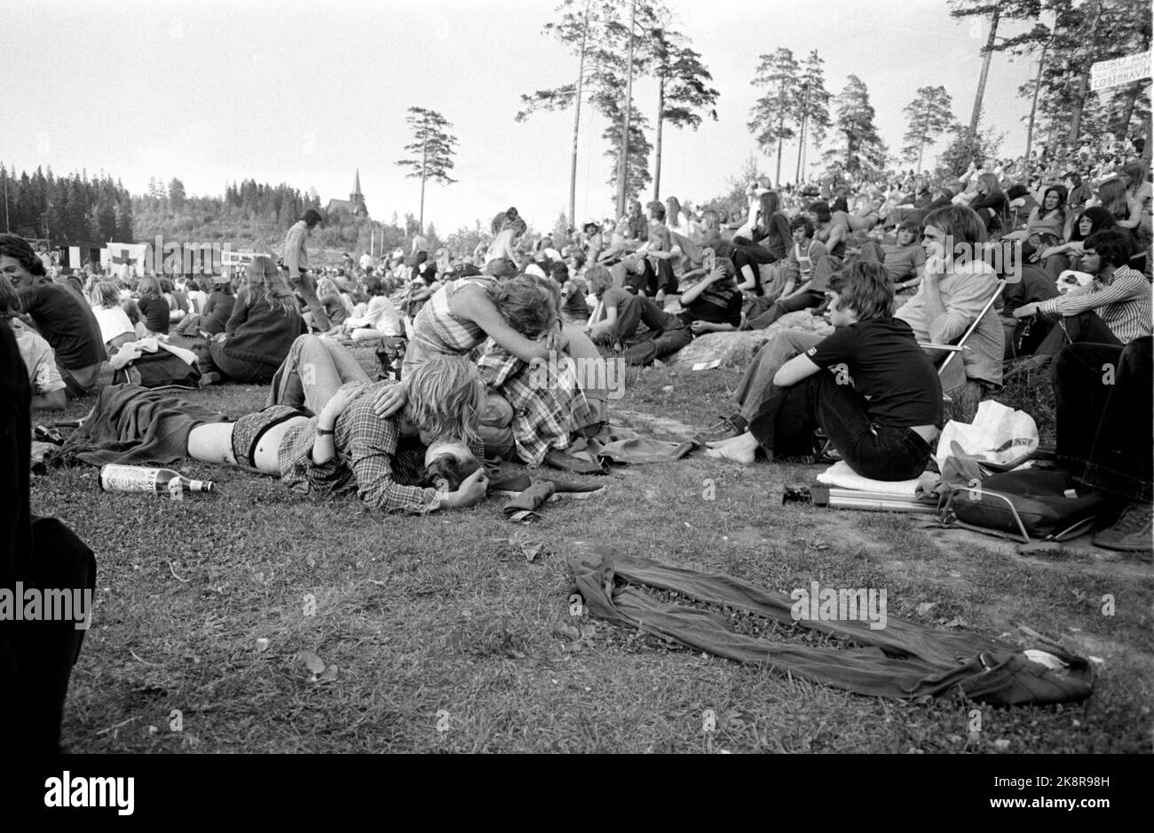 Oslo 19740622. 30.000 persone hanno partecipato a Ragnarock a Holmenkollen. Giovani provenienti da tutto il paese si sono presentati per ascoltare il concerto pop. Inoltre, stavano cercando la loro cultura Beatniks, hippies e birra. Foto: Aage Storløkken corrente / NTB Foto Stock