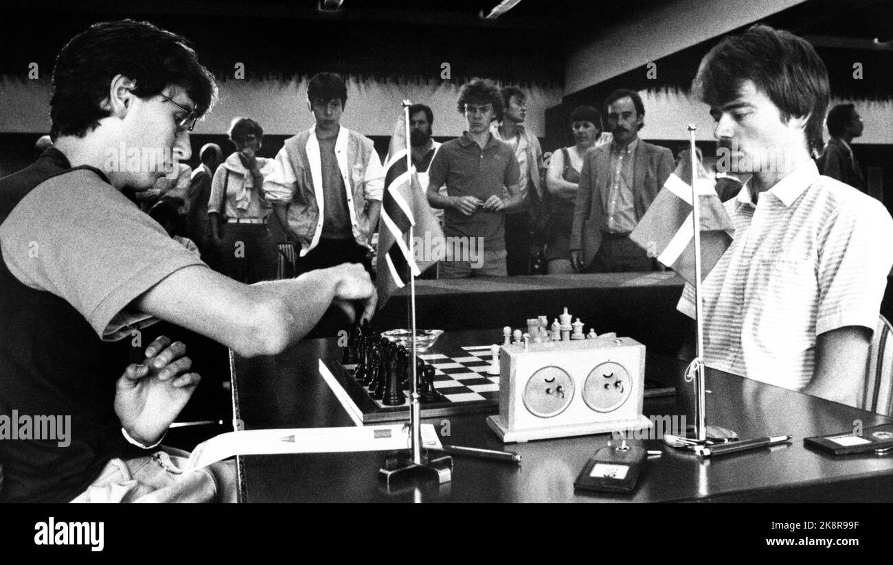 Oslo 15 luglio 1985. Simen Agdegein, il primo Gran Maestro di scacchi della Norvegia. Qui dal campionato nordico dove Simen Agdegein incontra il campione del mondo junior e il campione nordico in carica Curt Hansen. Foto: Morten Hvaal / NTB / NTB Foto Stock