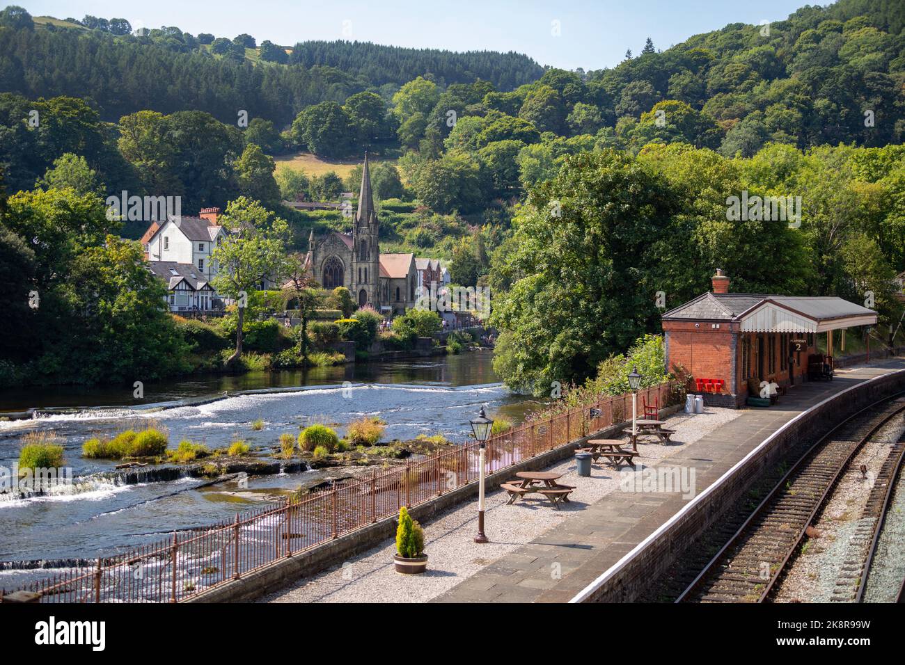 La stazione ferroviaria di Llangollen e il fiume Dee in Denbighshire, Galles. Foto Stock