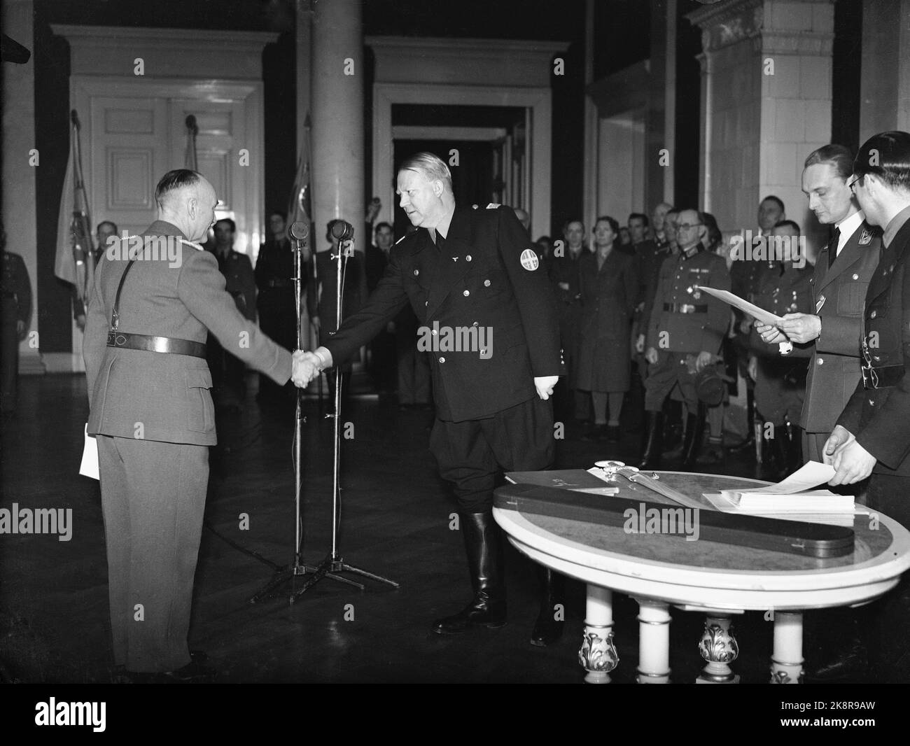 Oslo 19420201 il Presidente Nazionale Socialista e Ministro Vidkun Quisling (TH) riceve una copia dello Snapemosverdet presso il Castello. L'originale Snartemosverdet è stato trovato nella fattoria Snartemo a Vest-Agder nel 1933. La spada è stata dal periodo di migrazione (circa 500 d.C.) ed è stato trovato nell'autunno del 1933. La copia è stata presentata a Quisling in occasione del primo anniversario dell'anno di Stato. Foto: NTB / NTB Foto Stock