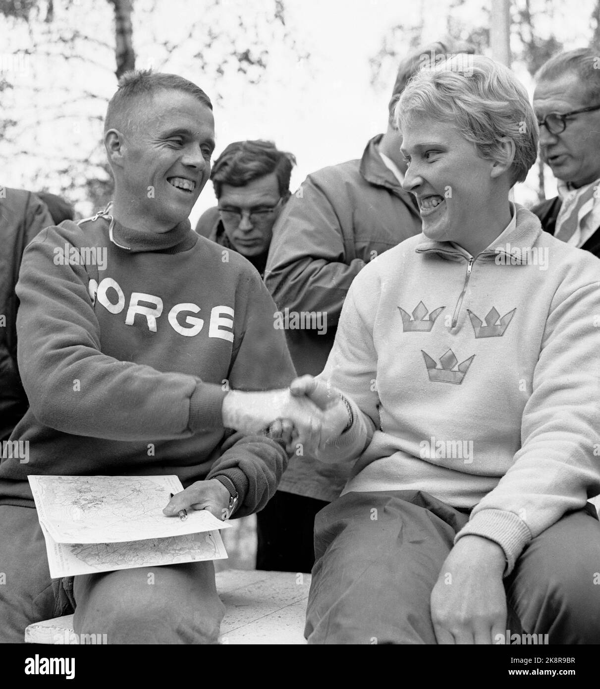 Løten 19620922 il primo Campionato europeo di orientamento si svolge a Løten. Qui, il campione europeo Magne Lystad (NOR) si congratula con la campionessa europea Ulla Lindquist (Swe). Foto: NTB / NTB Foto Stock