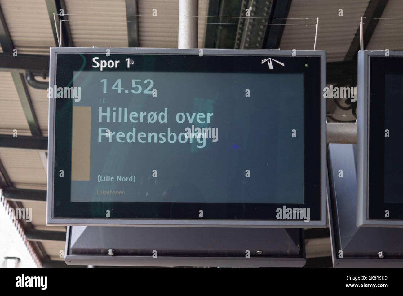 Un cartello digitale Hillerod over Fredensborg nella stazione ferroviaria di Helsingor in Danimarca Foto Stock
