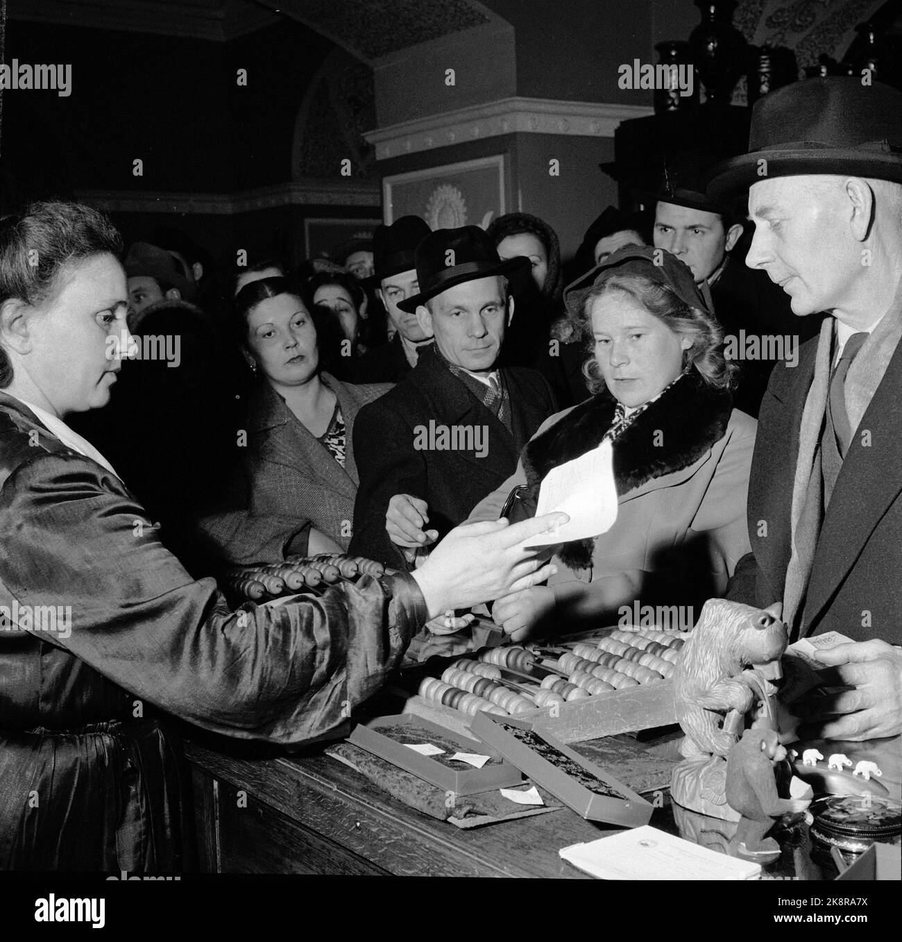 Mosca Russia 1955. Werna Gerhardsen ed Einar Gerhardsen a Mosca, a capo di una delegazione norvegese, per discutere le opportunità di un accordo commerciale esteso. Qui Gerhardsen (Th) in un viaggio di shopping a Mosca. Il prezzo è calcolato su un telaio a sfera / abacus situato sul banco. Foto: Aage Storløkken / corrente / NTB Foto Stock