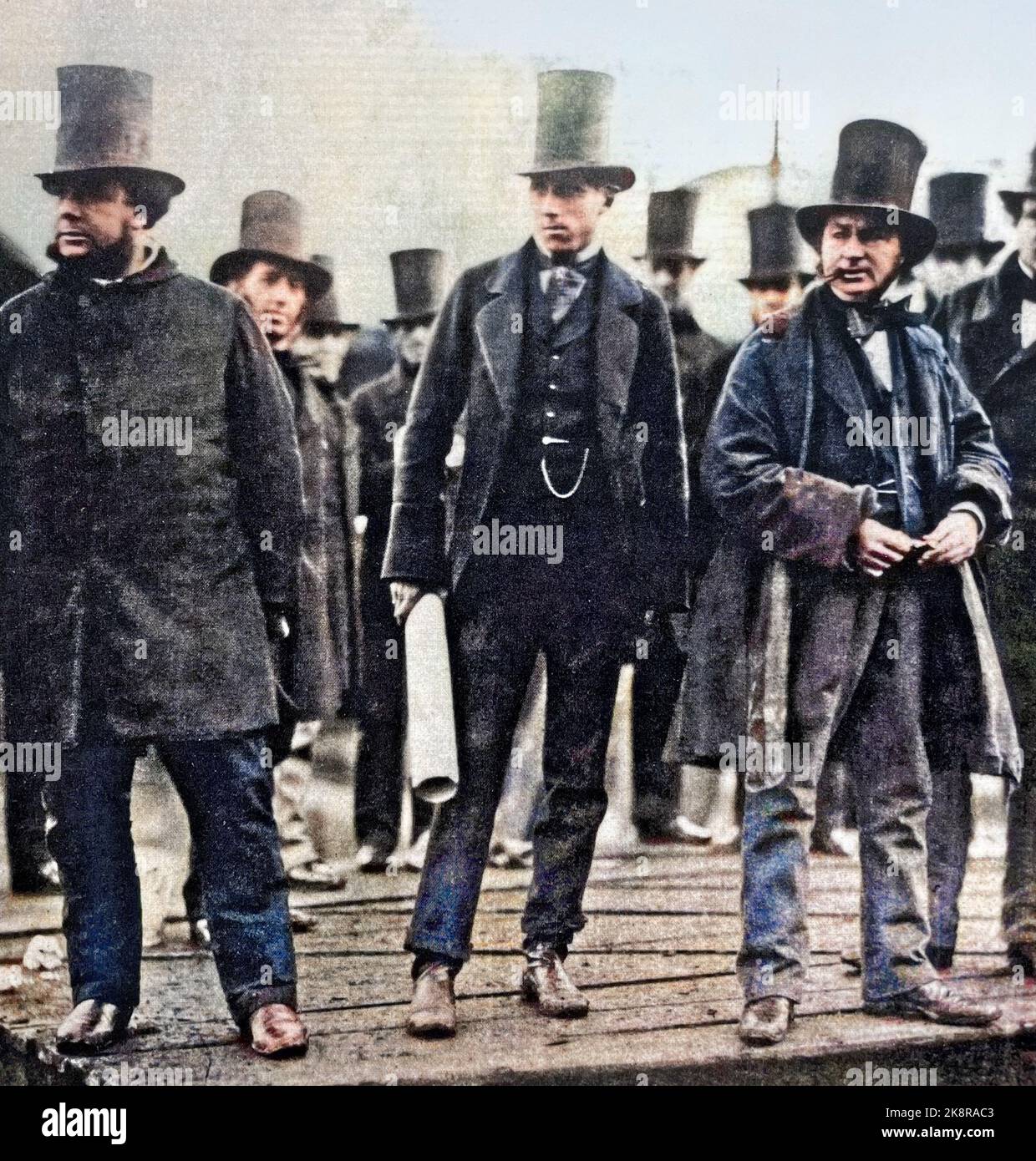 ISAMBARD KINGDOM BRUNEL (1806-1859) ingegnere inglese al lancio del Grande Oriente nel gennaio 1858. Da sinistra: John Russell (costruttore), Henry Wakefield (assistente di Brunel), Brunel, Lord Derby Foto Stock