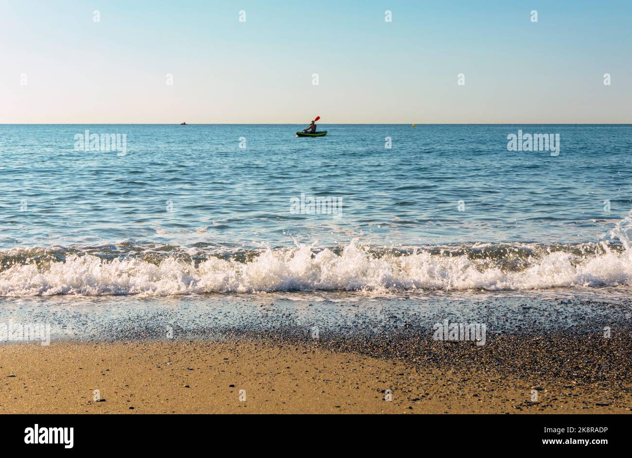 Canoista Lone che si aggirano sulla spiaggia. Foto Stock