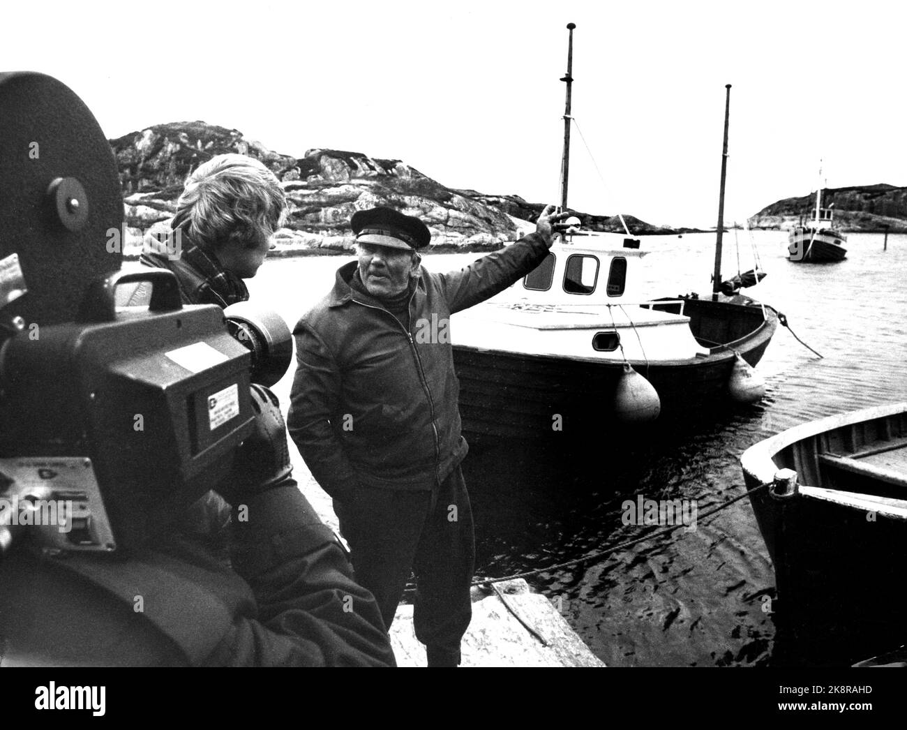 Gulen nel Sogn197211 caccia sottomarina nel Sognefjord dopo diverse osservazioni di un sottomarino straniero. Il pescatore Ragnvald Glaver parla alla gente della televisione circa la barca che ha visto 14 giorni prima. Foto vena Hammerstad / NTB / NTB Foto Stock