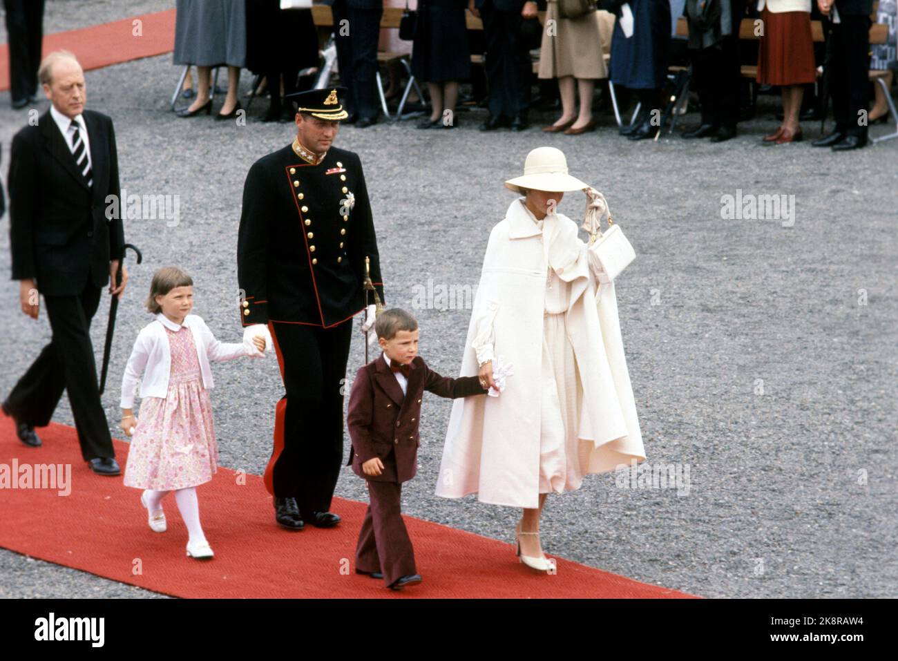 Oslo 19780702. Re Olav 75 anni. Molti avevano trovato la loro strada per la fortezza per rendere omaggio al re Olav il 75th° giorno. Qui la famiglia del principe ereditario arriva nella principessa della corona Sonja in un cappotto bianco, vestito, cappello, borsa e scarpe con il principe Haakon Magnus, il principe ereditario Harald e Märtha Louise. Dietro il primo ministro Odvar Nordli. Foto: Vena Hammerstad NTB / NTB Foto Stock