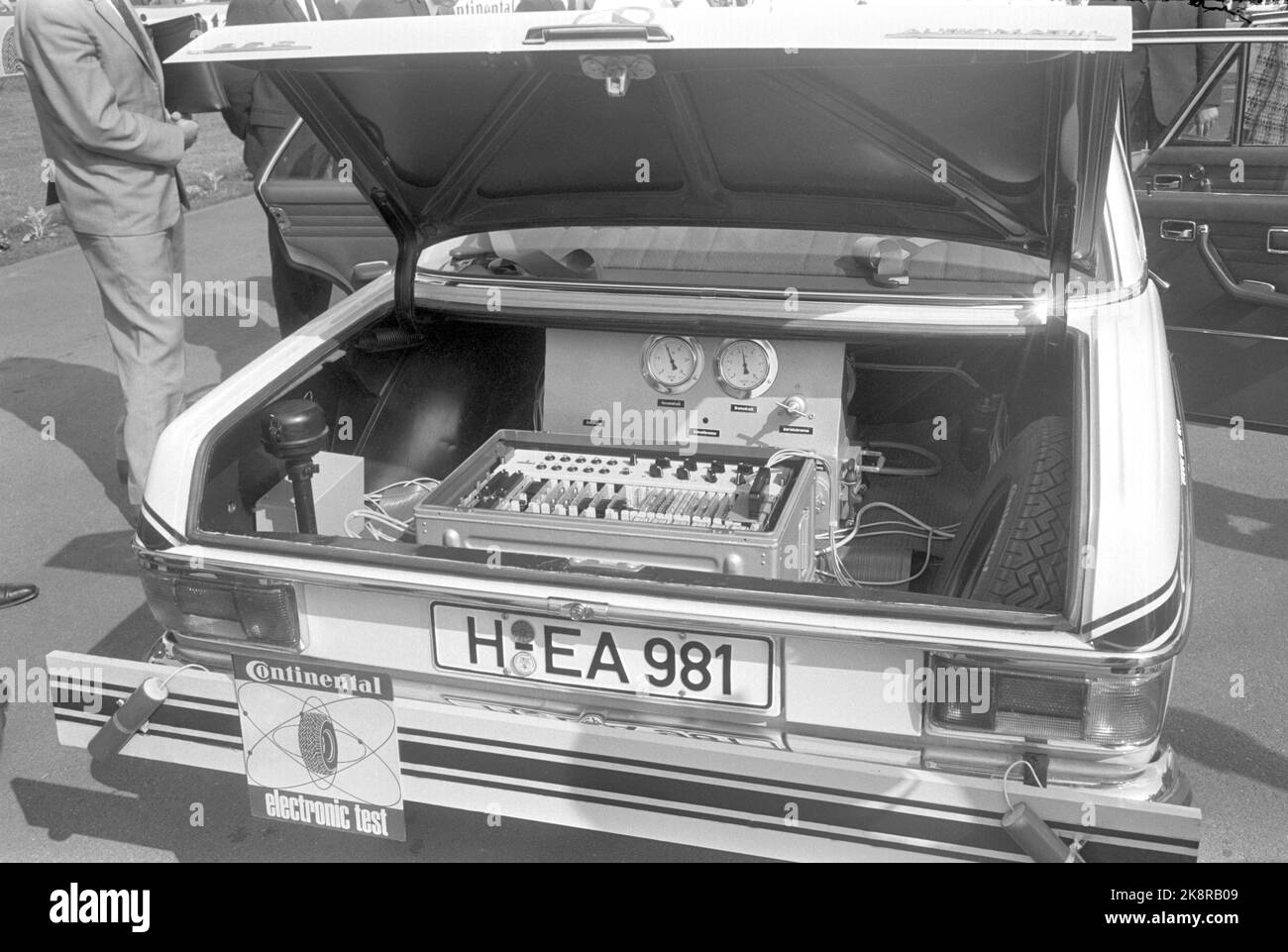 Hannover 1968 dimostrazione di un'auto a controllo elettronico su una corsia di Hannover. La vettura è diretta dagli stand in pista. Tutte le funzioni vitali della vettura, che si tratti di gestione, ingranaggi o frenata, sono determinate da un'elettronica avanzata. La vettura deve essere utilizzata per testare gli pneumatici. Foto: Ivar Aaserud / corrente / NTB Foto Stock