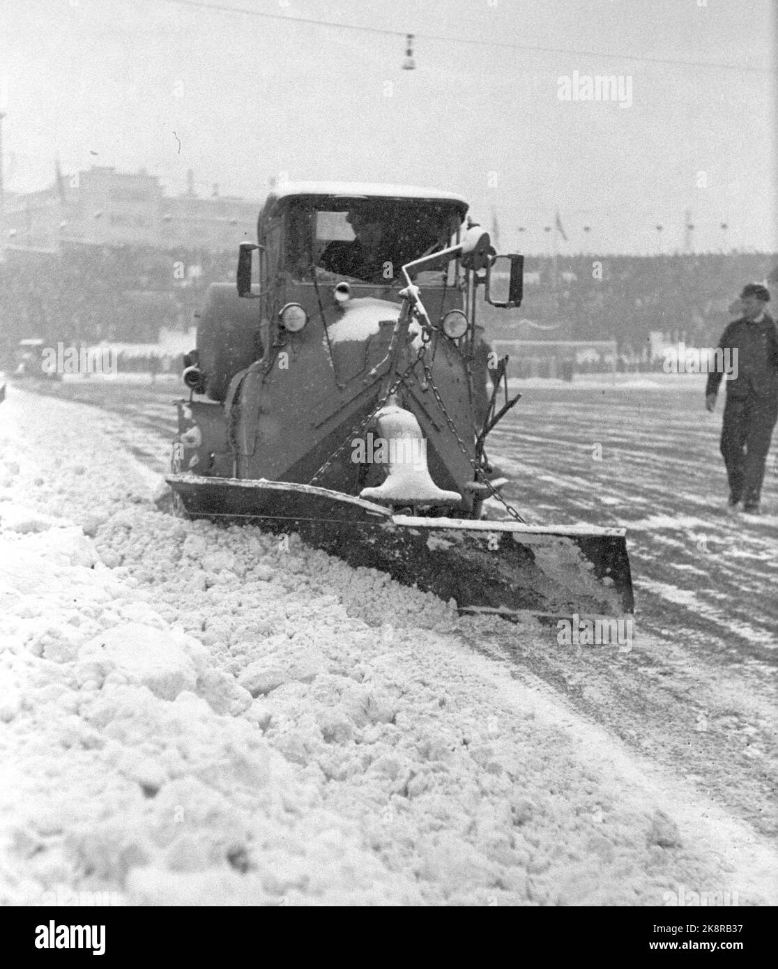 Oslo 19471109 Dynamo - Skeid sulla partita di calcio di guida invernale tra Dynamo - Skeid 7-0, a Bislett. La neve sulla pista deve essere gulata via. Gli spazzaneve stanno liberando lo spazio. 32000 spettatori sono un record a Bislett. Foto; corrente / NTB NB: Foto non trattata. Foto Stock