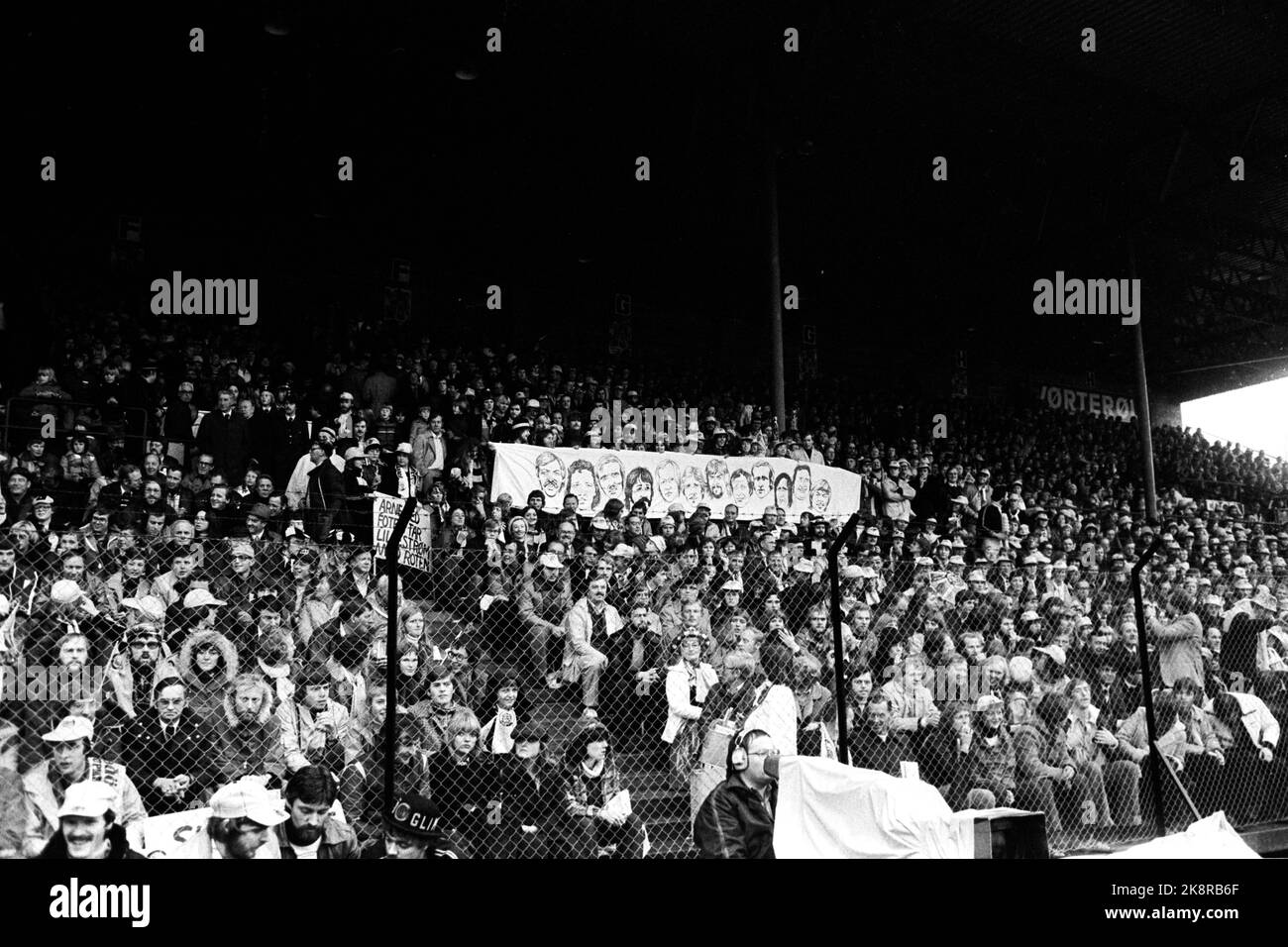 Oslo, 19771023. Campionato di calcio norvegese. La coppa finale. Bodø/Glimt - Lillestrøm SK 0-1. Tom Lund ha segnato l'unico gol della partita. Così, la LSK Cup ha vinto per la prima volta nella quarta finale di Sinm. La partita è stata esaurita. Qui Bodø/Glimt i tifosi si sono dotati di un grande banner e il famoso spazzolino da denti è anche incluso. Foto: NTB / NTB Foto Stock