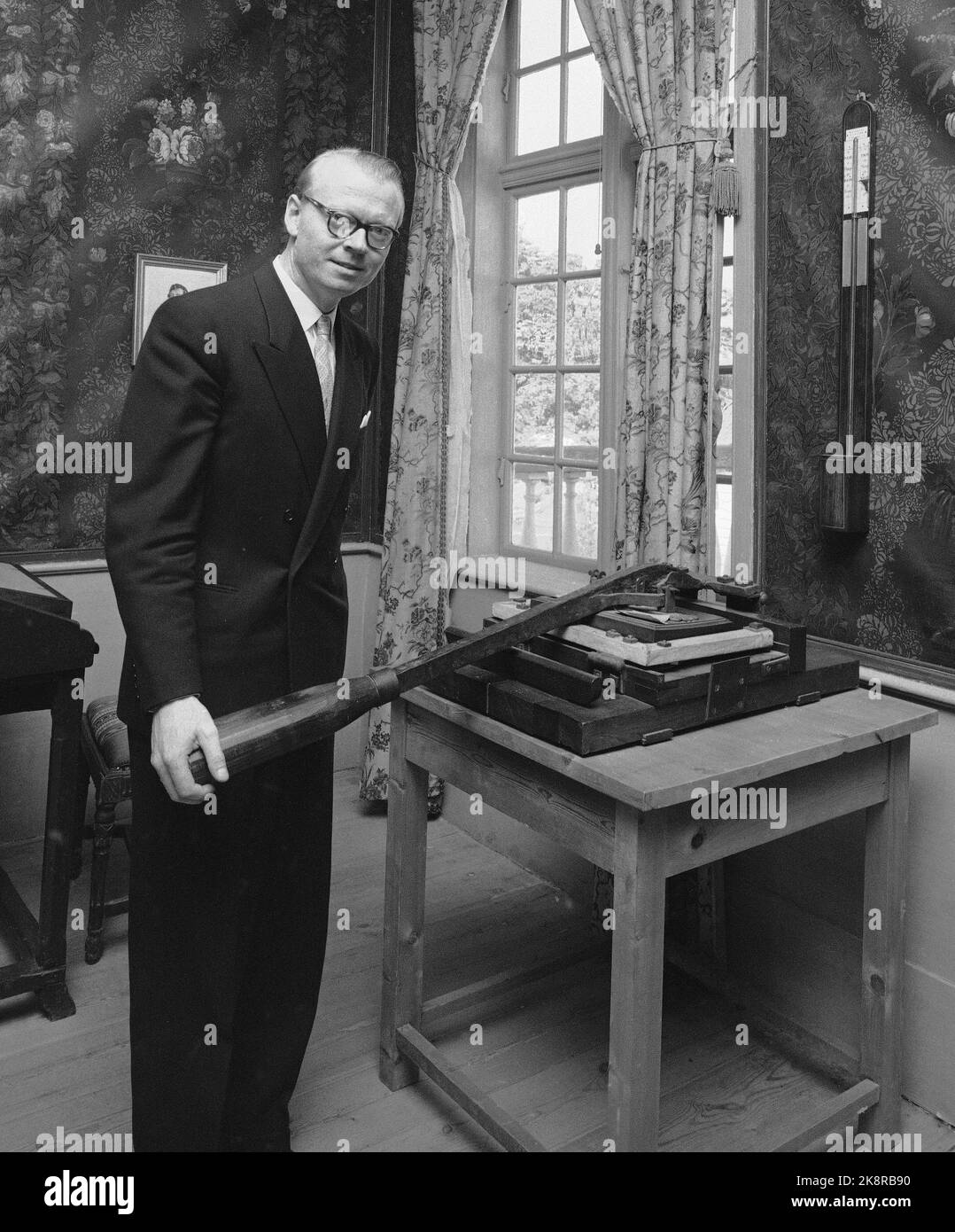 Oslo 19590607 "incontro con la Costituzione". Data parlamentare con gli anni passati, quando 110 rappresentanti parlamentari hanno visitato l'edificio Eidsvoll il 7 giugno, "la piccola Giornata Nazionale”. Qui, il ministro dell'industria Kjell Holler ha trovato una rarità, una vecchia stampa. Foto: Storløkken / corrente / NTB Foto Stock