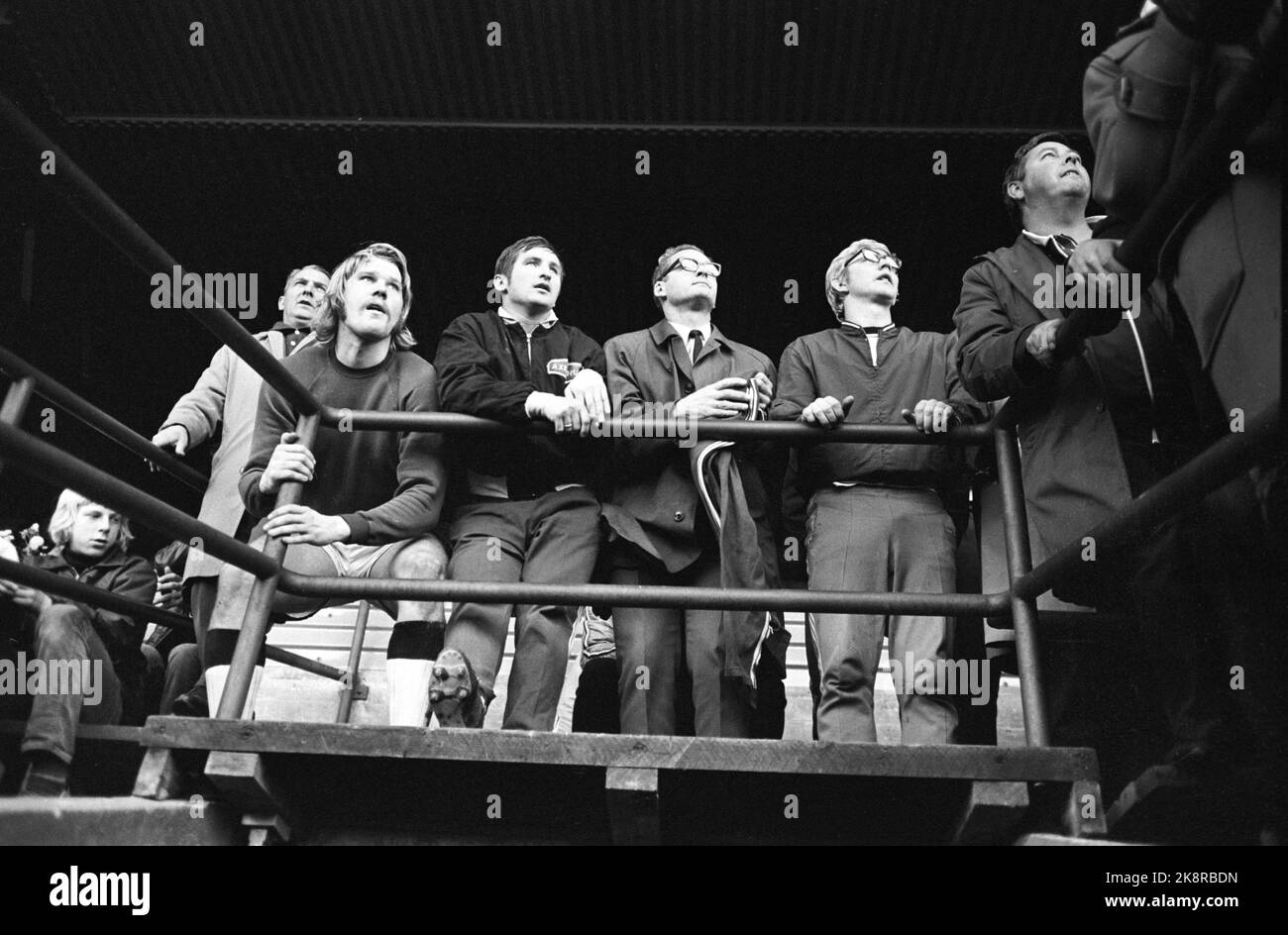 Oslo, 19711024. La finale di coppa allo Stadio Ullevål. Fredrikstad FK - Rosenborg BK 1-4. Rosenborg scelse di mettere sia Geir Karlsen (estremamente t.v.) che Bjørn Wirkola (n. 2 BC) in panchina verso la fine della partita, in modo che più giocatori hanno avuto a provare. Alla fine del t.h. Sorge Nils Arne Eggen. Foto: Aage Storløkken / Ivar Aaserud / corrente / NTB Foto Stock