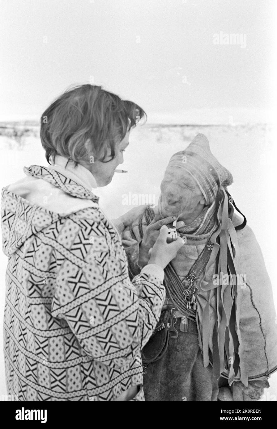 Finnmark 19650410 Caught by Finnmarksvidda - una delle notizie di viaggio di quest'anno sono i viaggi invernali a Finnmarksvidda. Anche senza il sole di mezzanotte, la regione ha molto da offrire ai turisti: Incontro con Sami e renne, magnifico sci e splendidi paesaggi. E 'Bennett Reiseburå che organizza i viaggi a nord. I biglietti ad un prezzo di NOK. 1295,- per un viaggio di 9 giorni, tutto incuded, è stato strappato via. Qui: Turista femminile con lo stesso. Fumatore. Foto: Aage Storløkken / corrente / NTB Foto Stock