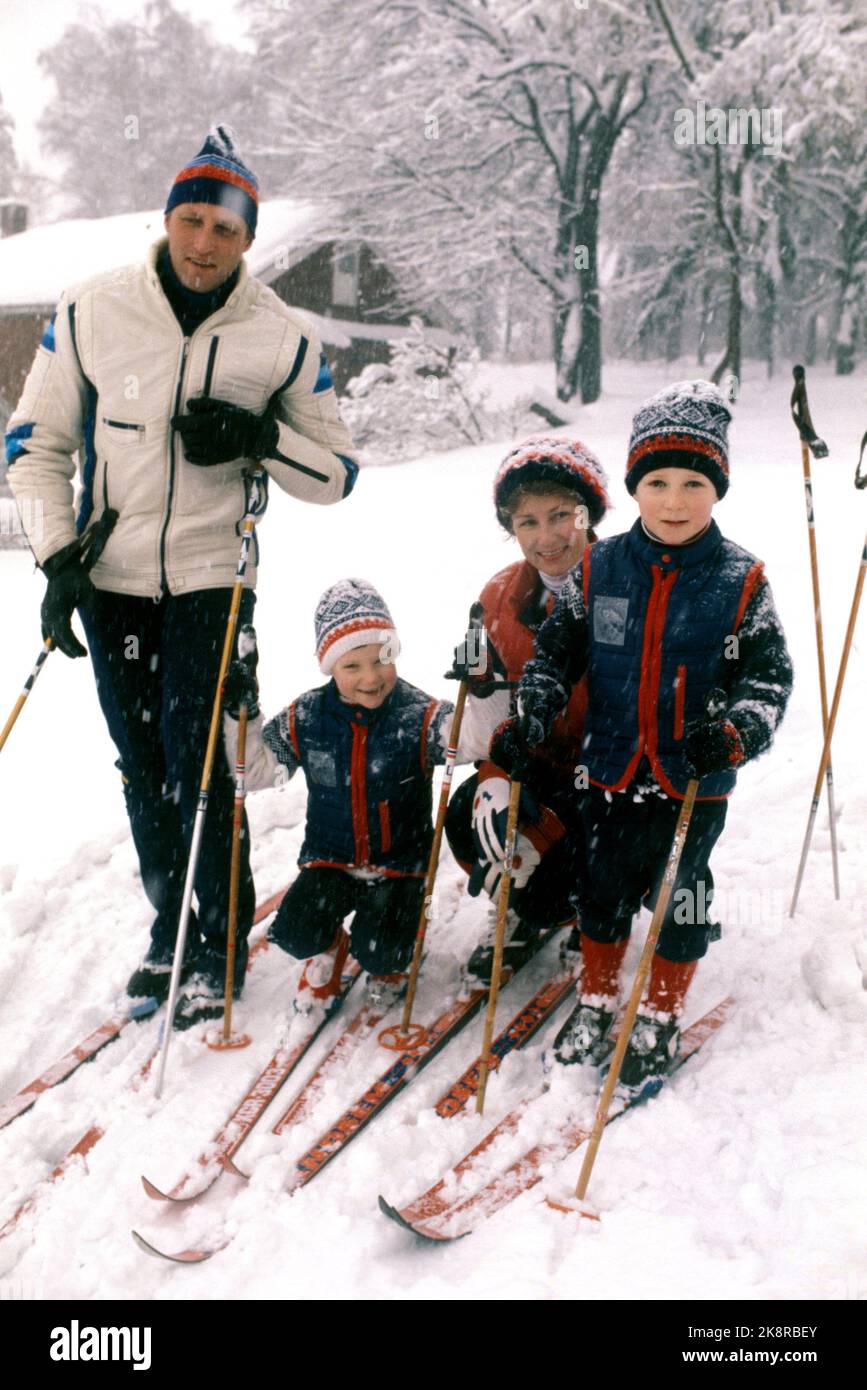 Asker 1978-02: La famiglia norvegese del principe ereditario sciare a Skaugum. Il principe ereditario Harald e la principessa ereditaria Sonja sciano a casa sua, Skaugum, insieme ai bambini, la principessa Märtha Louise e il principe Haakon Magnus. Foto: Erik Thorberg / NTB / NTB Foto Stock