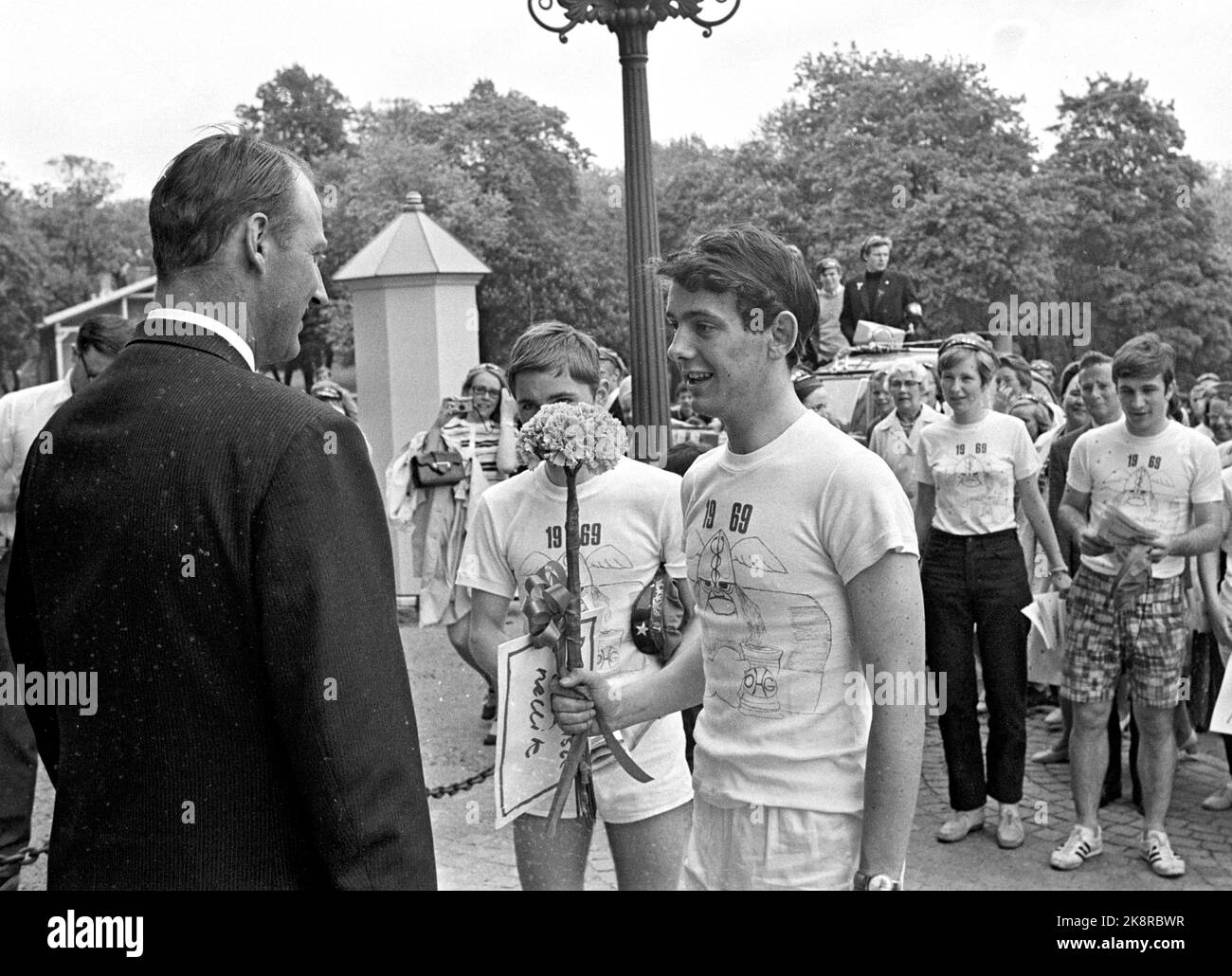 Oslo 19690529 Presidente russo per Kristian Foss (th) superiore 'garofano blu' al principe ereditario Harald, in collaborazione con la campagna di raccolta fondi 'garofano blu' di Blårussen per il reddito per la scuola del campo della Croce Rossa Haraldvangen. Il russo aveva per la prima volta avvolto un 'relè di garofano blu' dalla Storting al Castello, quindi Foss è vestito sporadicamente per l'occasione. Foto: Arild Hordnes / NTB / NTB Foto Stock