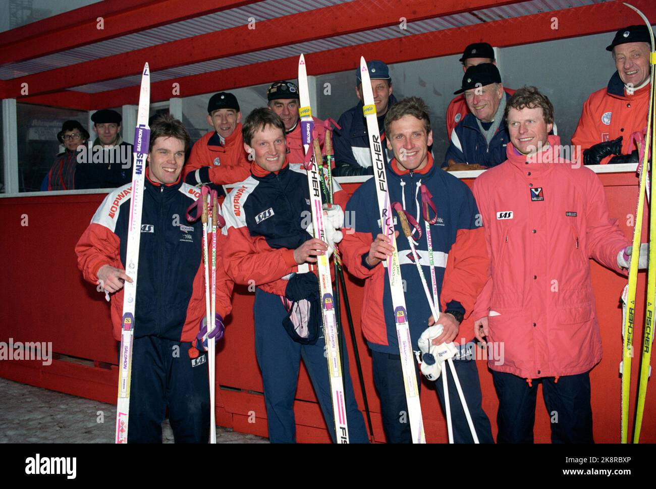 Oslo 19900315 - Holmenkollrenn - fondo. Il relay degli uomini. La nazionale maschile norvegese che ha vinto la staffetta 4x10 km. Ad es. Øyvind Skaanes, Vegard Ulvang, Terje Langli e Åge Skinstad. Re Olav in piedi sullo sfondo. Foto: Bjørn Sigurdsøn / NTB. Foto Stock