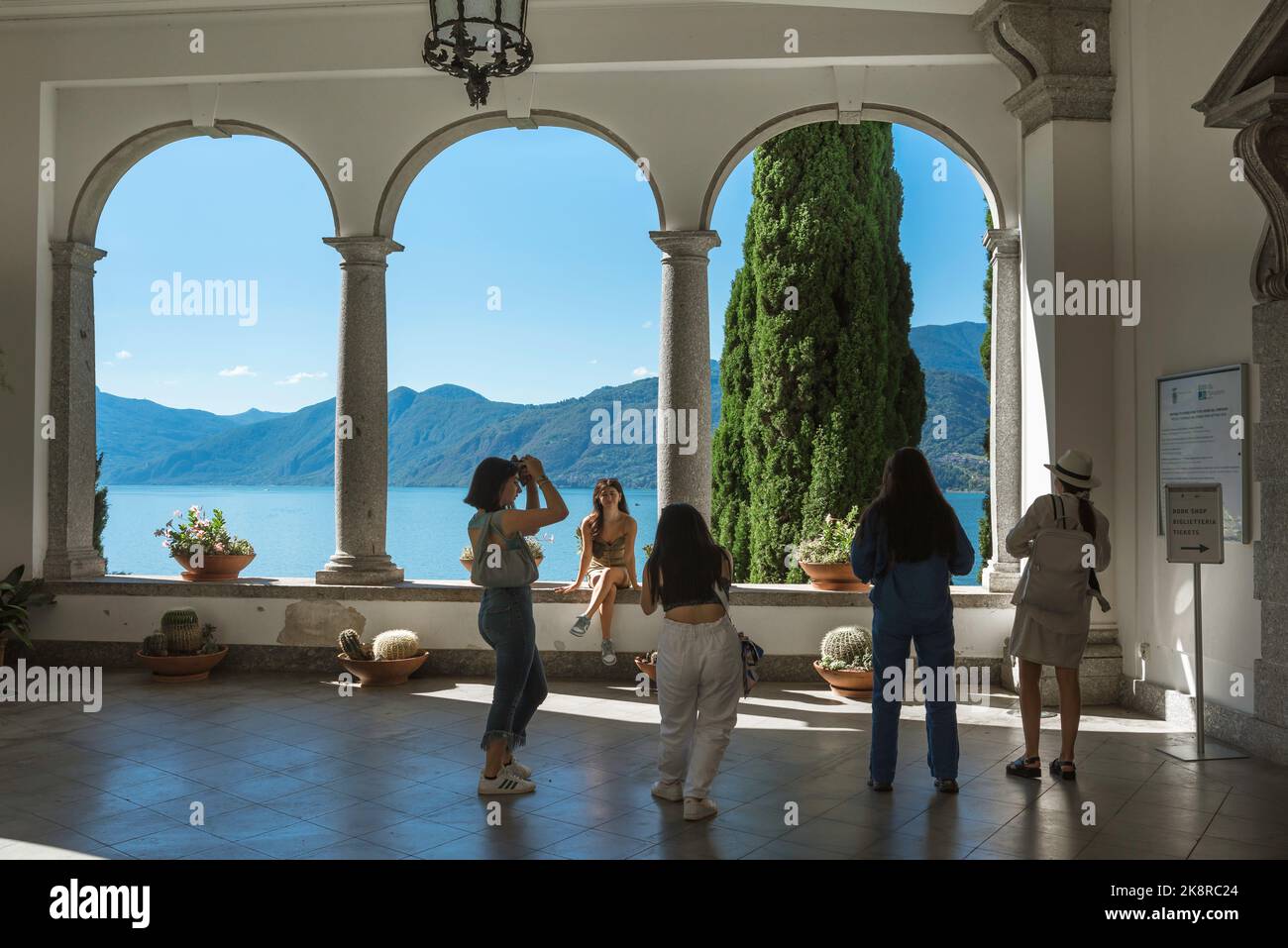 Villa Monastero Varenna, vista estiva di un gruppo di giovani donne che scattano foto nella hall della storica Villa Monastero, Varenna, Lago di Como, Foto Stock