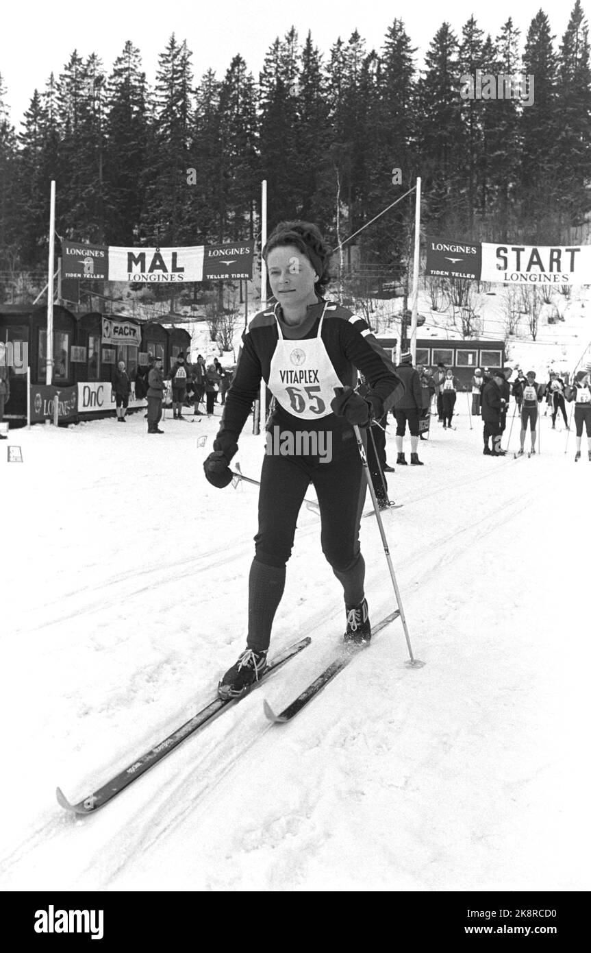 Oslo 19760312. I rappresentanti di Storting Holmenkollrenn. Qui vediamo il politico Gro Harlem Brundtland in azione durante la gara di sci. Foto: Oddvar Walle Jensen NTB / NTB Foto Stock