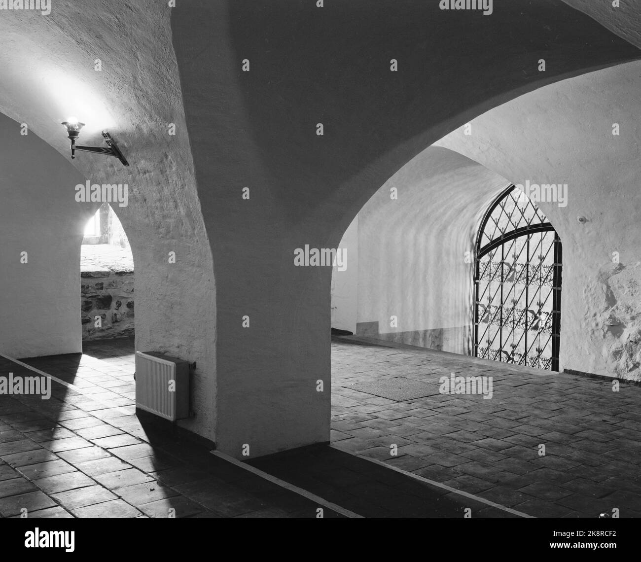 Oslo 1950. Castello di Akershus recentemente restaurato. La costruzione del castello è tempo-fissato già nel 1300s. Ci è umore di pallido e fresco remoto durante le basse volte a croce nel piano seminterrato dell'ala sud Foto: Sverre A. Børretzen / corrente / NTB Foto Stock