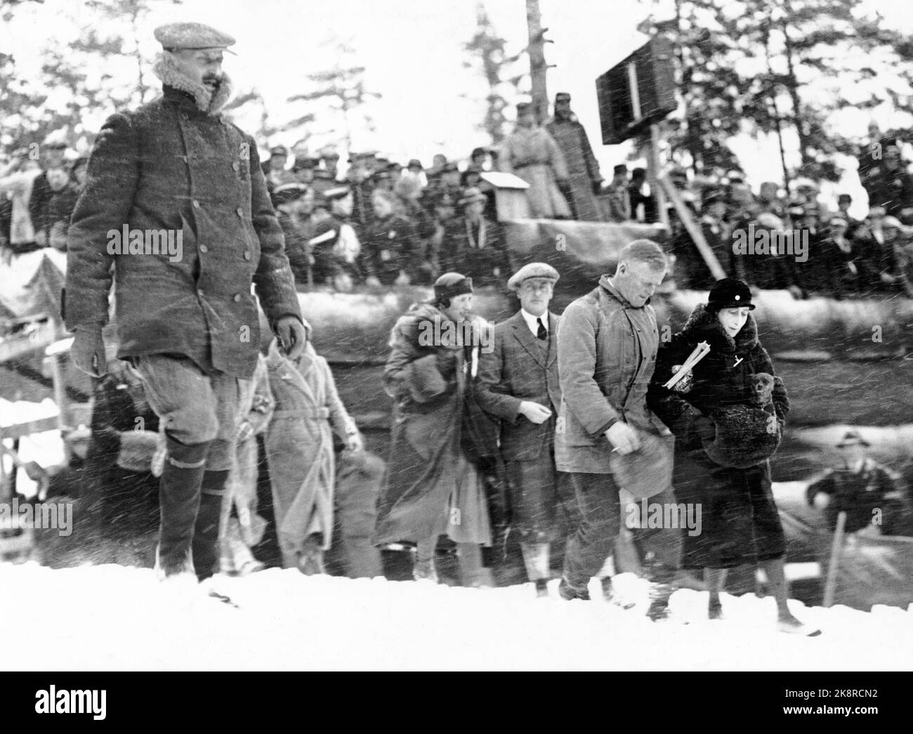Oslo 193303: La famiglia reale arriva insieme Holmenkollen un giorno d'inverno, il 1933 marzo. Nella foto: Re Haakon, Principessa della Corona Märtha, Principe della Corona Olav e Regina Maud (con il suo piccolo cane sul braccio). Il maggiore Finn Qvale compagno Regina Maud. (Informazioni aggiuntive mancanti. Archivio BM) Foto: NTB / NTB Foto Stock