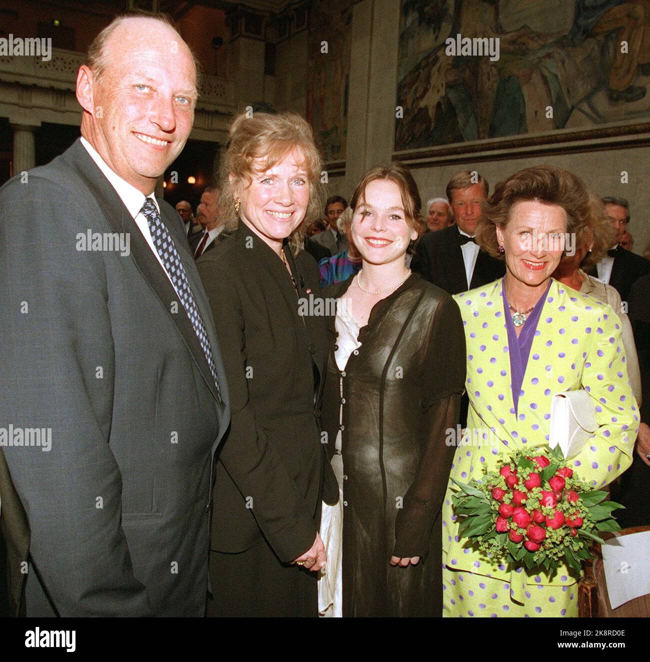 Oslo 19960613. Liv Ullmann e Gjertrud Jynge insieme a King Harald e Queen Sonja dopo la distribuzione dei premi culturali di Anders Jahre. (Foto NTB: Lise Åserud) Foto Stock