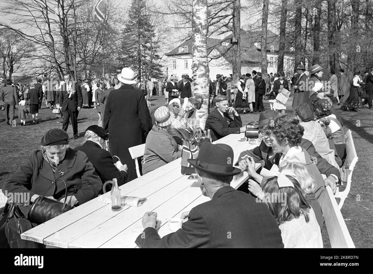 Eidsvoll 19640517 Una celebrazione speciale del 17 maggio a Eidsvoll in occasione del 150th° anniversario della Costituzione. La vita delle persone. Foto: NTB / NTB Foto Stock