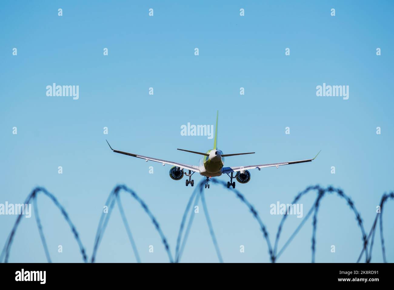 Un aereo che vola nel cielo azzurro senza nuvole Foto Stock