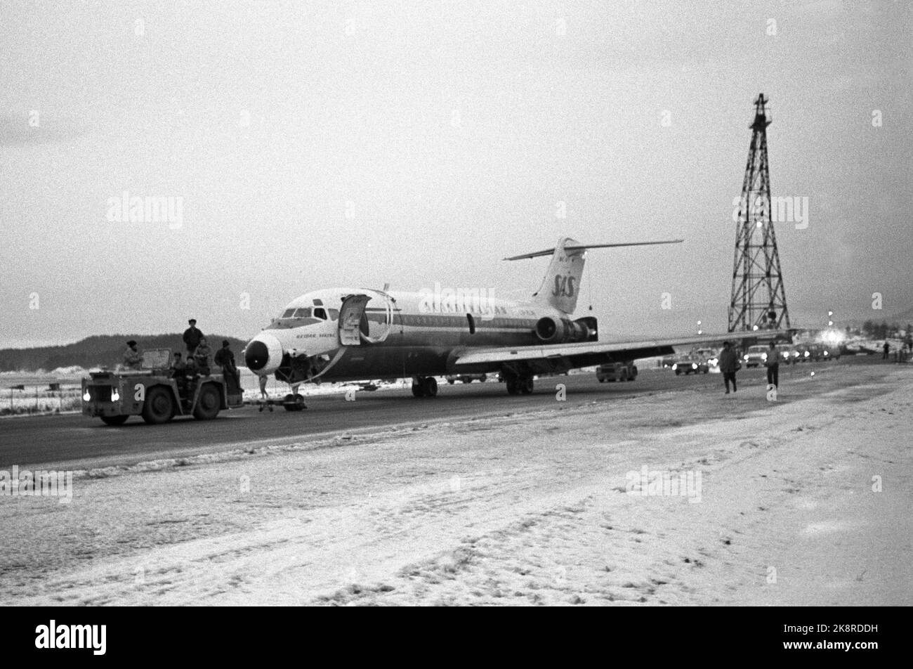 Oslo 19730204. L'autorità portuale di Oslo S Oslokran (da a h.) Può sollevare fino a 100 tonnellate e quindi non ha avuto alcuna difficoltà a sollevare l'aereo SAS 'Reidar Viking' dal fondo marino e mettere l'aereo a terra. L'aeromobile pesava 40 tonnellate quando scivolava via dalla pista nel gennaio 1973, ma 11 tonnellate di carburante venivano pompate fuori. La foto è stata scattata dopo il sollevamento dell'aereo, il 4 febbraio 1973. 4903 A FOTO: NTB / NTB Foto Stock