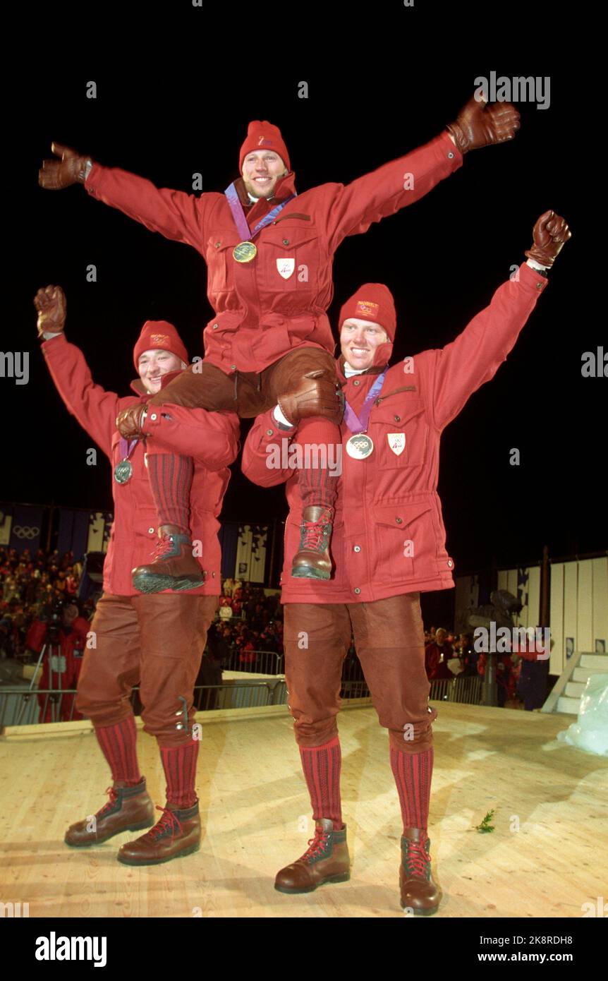 Hafjell 19940225. Le Olimpiadi invernali a Lillehammer Norvegia hanno preso oro, argento e bronzo nella combinazione alpina su Hafjell. Ecco il vincitore Lasse Kjus sulla sedia d'oro di Kjetil Andre Aamodt (argento, t.v.) e Harald Chr. Strand Nilsen (bronzo, t.d.m.) durante la cerimonia della medaglia. Foto: Pål Hansen / NTB Foto Stock
