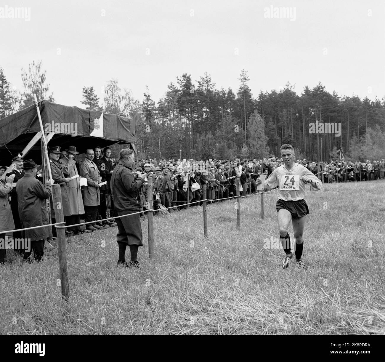 Løten 19620922 il primo Campionato europeo di orientamento si svolge a Løten. Qui Magne Lystad (NOR) sprint per la vittoria. È diventato campione europeo. Azione. Foto: NTB / NTB Foto Stock