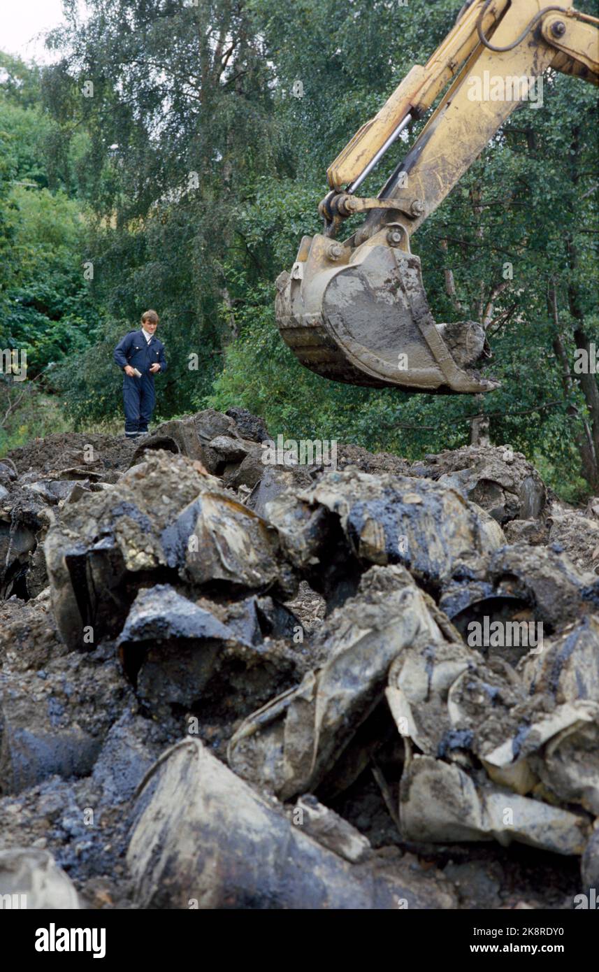 Fredrikstad 1985-09: Natura e gioventù, con Pål Bugge, Frederic Hauge e Rune Haaland, azione contro Unger Fabrikker COME a Fredrikstad. L'accesso ambientale ritiene che l'azienda abbia sepolto per diversi anni barili contenenti veleno. Alla fine, 400 barili sono scavati nell'area di fabbrica. L'autorità norvegese di controllo dell'inquinamento (SFT) segue l'azione. In seguito, la gestione aziendale ammette il contenuto di veleno in alcuni barili. N & U avverte azioni simili. Immagine: Parte dei 400 barili scavati nella zona dei bambini Fabrikker, 5 settembre 1985. Foto: Bjørn Sigurdsøn Foto Stock