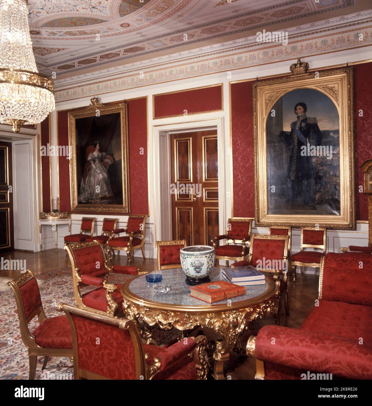 Oslo 1965: Interno dal Castello reale. La suite denominata è la prima suite nella parte meridionale del castello, con finestre verso il Parco della Regina e il fiordo. Il primo salone ha una carta da parati rossa e un arredamento barocco in rosso e oro, acquistato per il castello nel 1840s. Prezzo lampada a soffitto. Foto: Erik Thorberg NTB / NTB Foto Stock