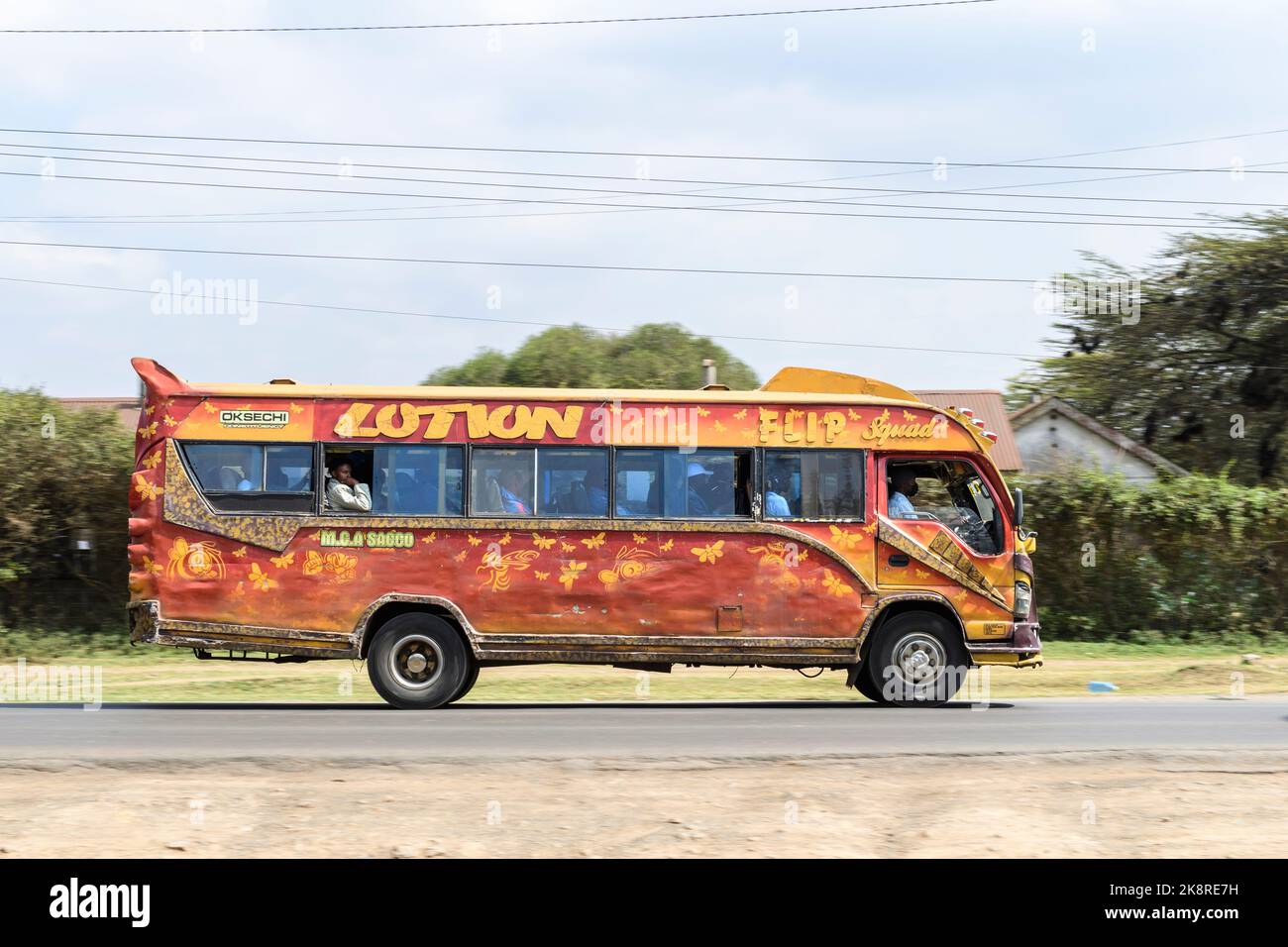Un autobus con verniciatura personalizzata che guida lungo Ngong Road vicino all'incrocio con Kerarapon Drive. Molti autobus a Nairobi hanno una verniciatura personalizzata, una vasta gamma Foto Stock