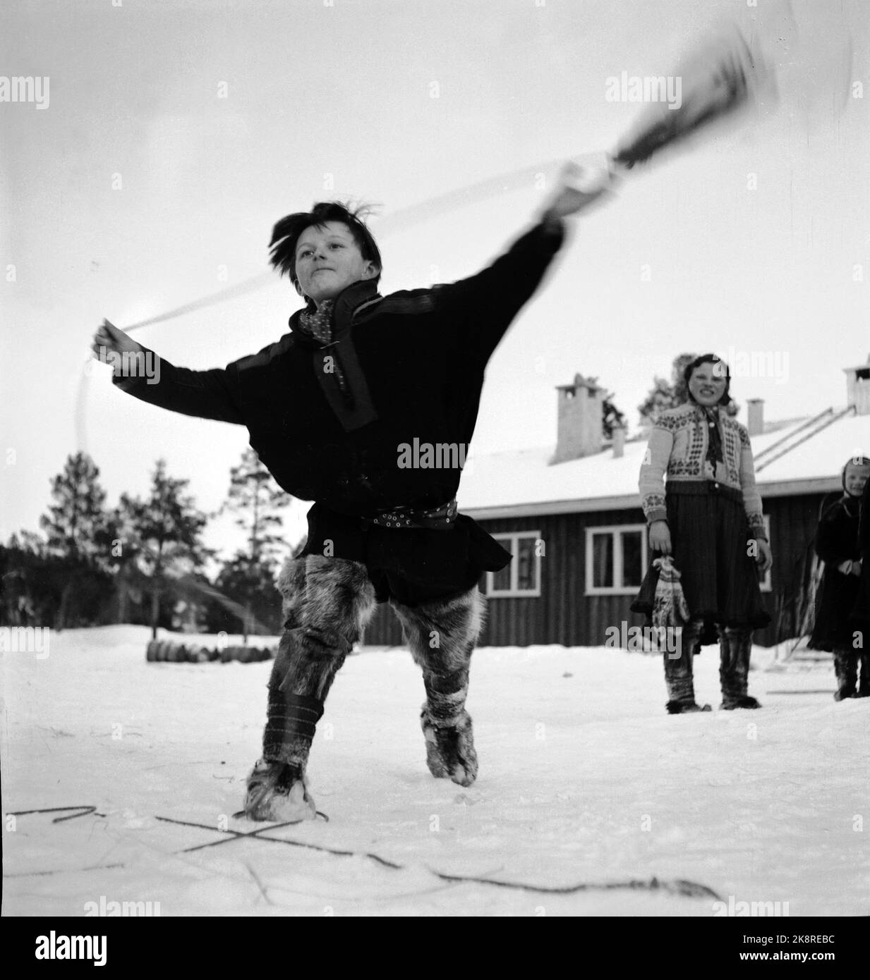 Karasjok, Finnmark, gennaio 1950. Dal collegio per i bambini in movimento. I bambini Sami vivono a scuola superiore. I bambini Sami hanno il meglio quando possono dispiegarsi all'aperto. Qui Aslak Anti mostra che può lanciare Lasso. Foto: SV. A. Børretzen / corrente / NTB Foto Stock