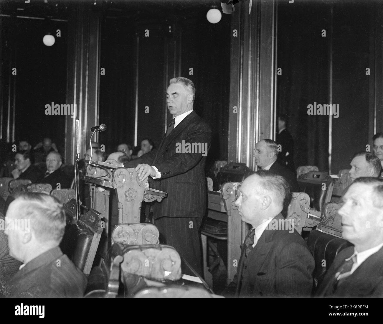 Oslo 19400406: Il ministro degli Esteri Halvdan Koht parla nello Storting, tre giorni prima dello scoppio della guerra. (Il piano di vetro è danneggiato) Foto: NTB Foto Stock