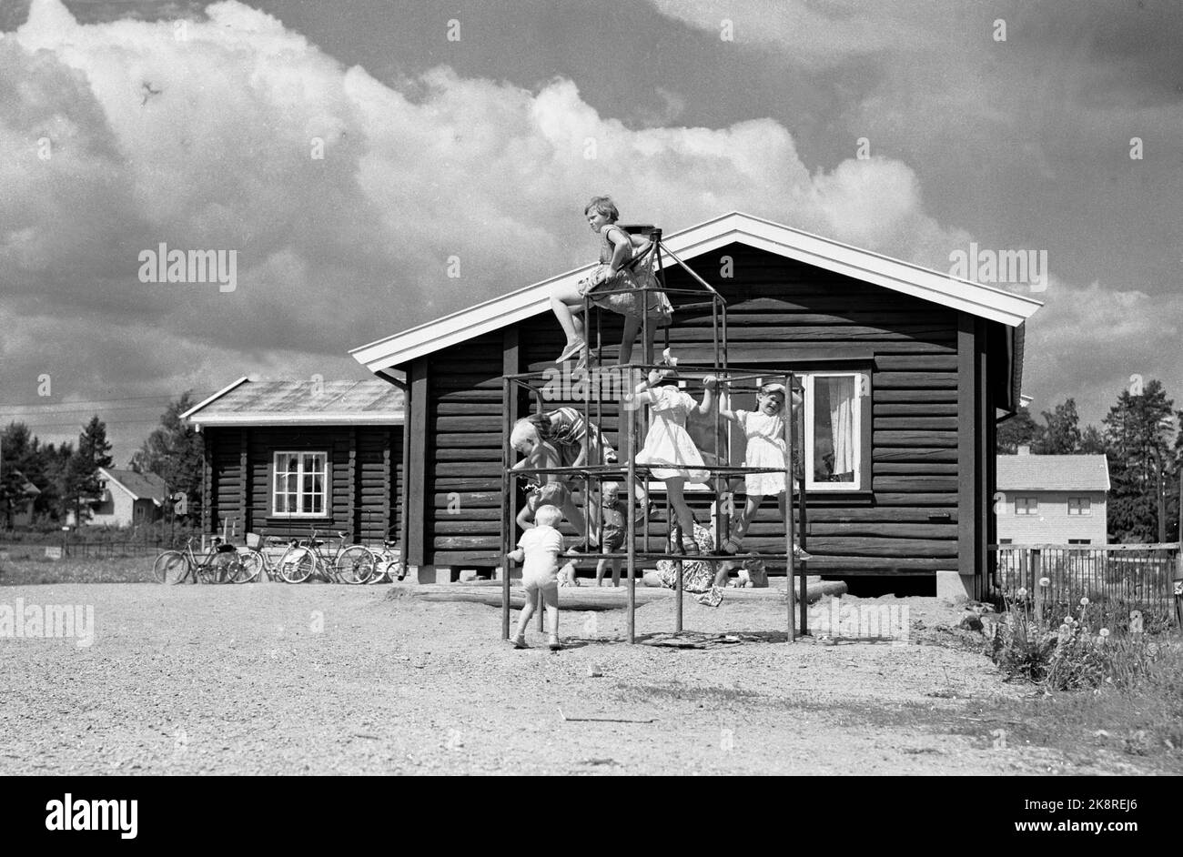 Oslo 19560622 prende forma la nuova città di Lambertseter. Ecco l'esterno dell'asilo Lambertseter. I bambini giocano nel parco giochi all'esterno dell'asilo. Foto; NTB / NTB Foto Stock