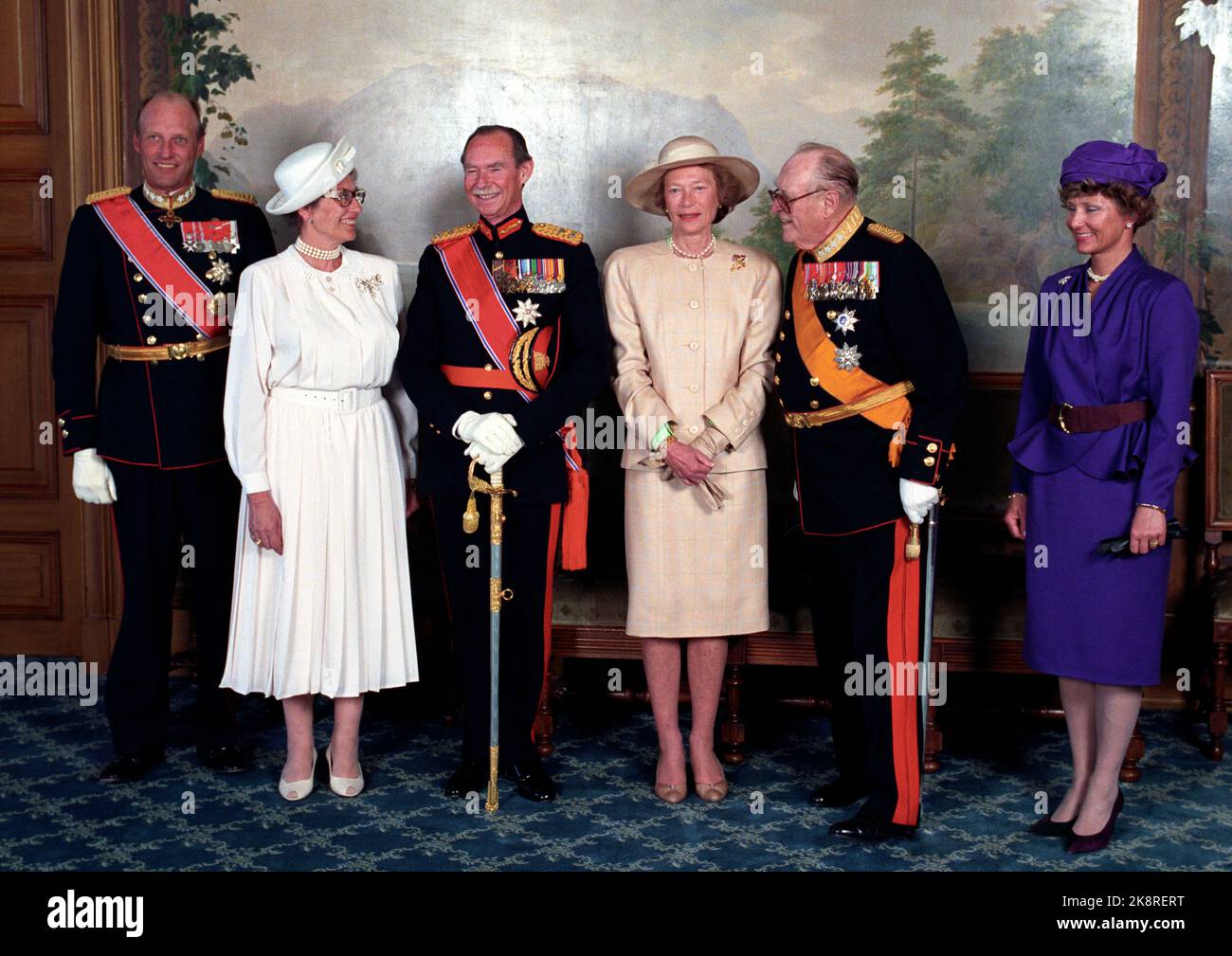 Oslo 2 maggio 1990. Re Olav ha il Granduca Jean di Lussemburgo e la Granduchessa Josephine Charlotte, in visita. Qui dal castello nel tempo degli uccelli dove sono fotografati. Da V: Il principe ereditario Harald, la principessa Astrid la signora Ferner, il granduca Jean, la granduchessa Josephine Charlotte, il re Olav e la principessa ereditaria Sonja. Foto: Bjørn Sigurdsøn / NTB / NTB Foto Stock