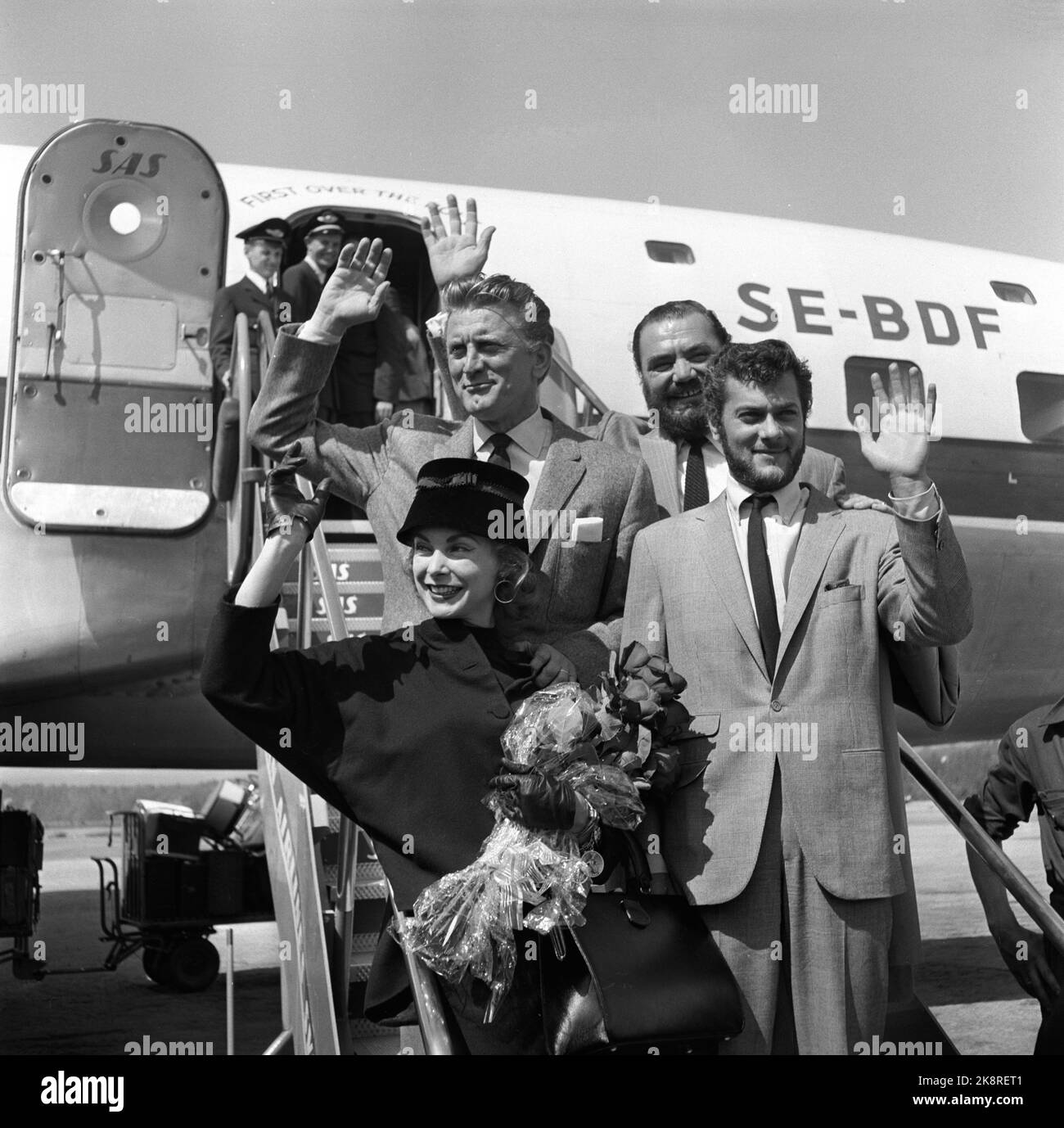 Oslo, 19570617. In connessione con la registrazione di Filme i Vichinghi (Vichinghi), gli attori hanno visitato il municipio e sindaco Rolf Stranger a Oslo. Qui Ernest Borgnine, Tony Curtis, Janet Leigh e Kirk Douglas a Fornebu. Foto: Jan Stage / NTB Foto Stock
