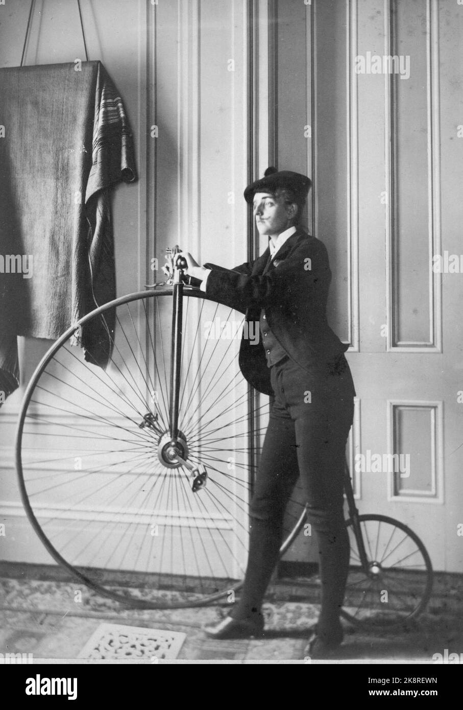 Autoritratto, Frances Benjamin Johnston (1864 – 1952) fotografo e fotoreporter americano. Autoritratto di Johnston, vestito da uomo, con baffi falsi e con una bicicletta, ca. 1890. Foto Stock