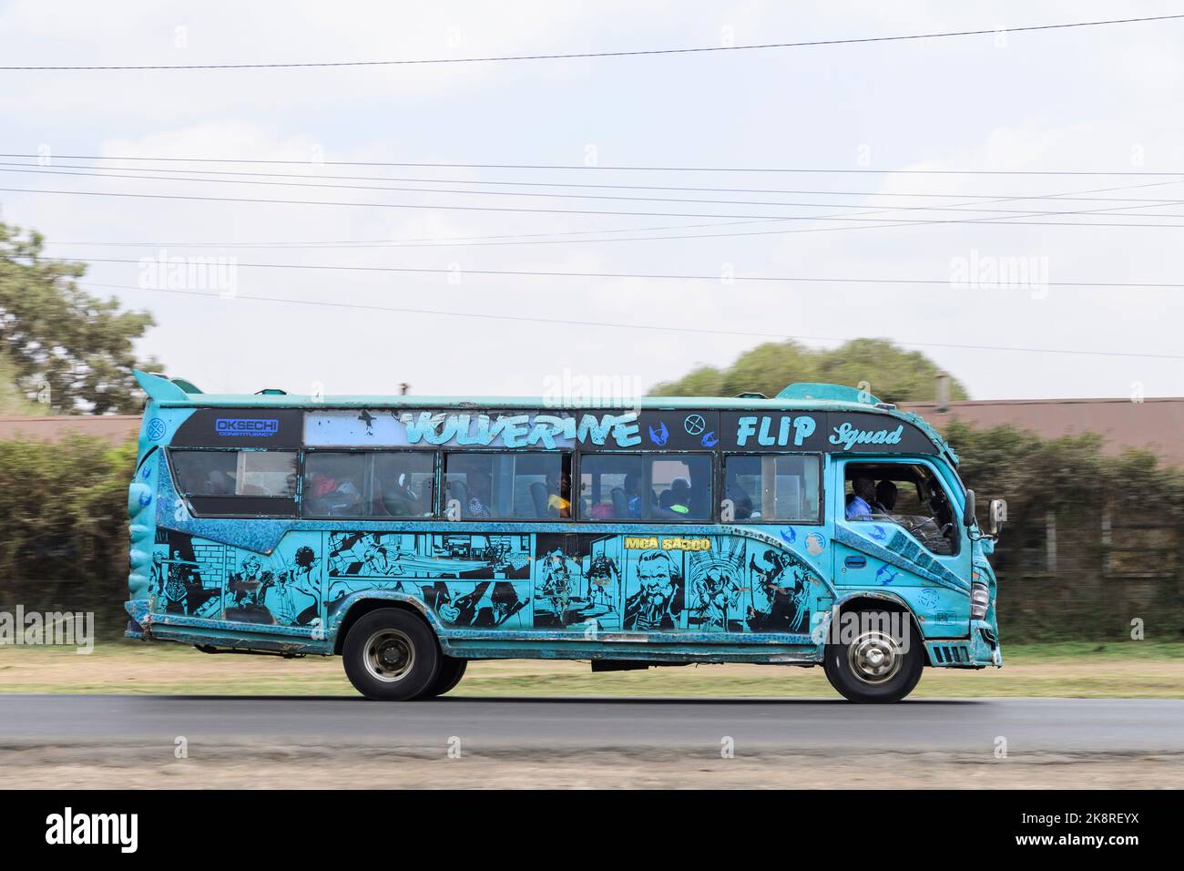 Un autobus con verniciatura personalizzata che guida lungo Ngong Road vicino all'incrocio con Kerarapon Drive. Molti autobus a Nairobi hanno una verniciatura personalizzata, una vasta gamma Foto Stock