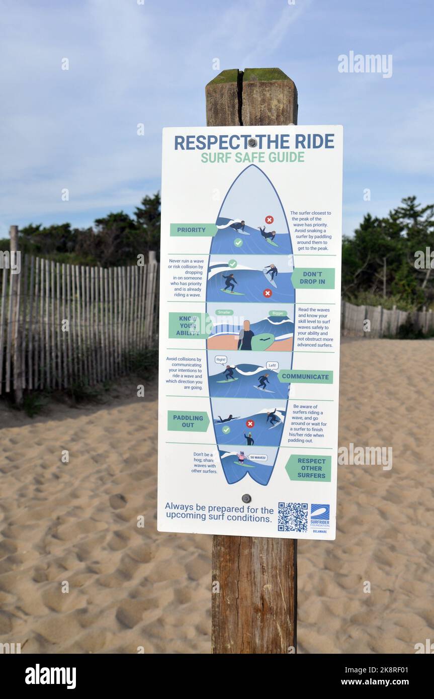 "Guida sicura per il surf" all'ingresso di una spiaggia. Foto Stock