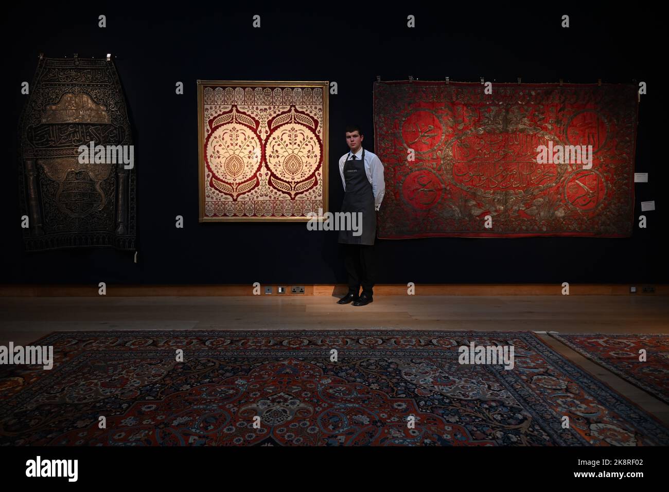 Questo ottobre, Christie’s Arts of the Islamic and Indian World, inclusi tappeti e tappeti orientali, celebra un’ampia gamma di tradizioni artistiche e offre una serie di opportunità di raccolta che includono manoscritti, dipinti, opere d’arte e tappeti rari e di qualità museale. Il momento culminante della vendita è un tappeto del 17th secolo Mughal pashmina ‘Fiore e lattice’, sicuramente intessuto come commissione reale per l’imperatore Shah Jahan e mai visto prima all’asta. La vendita avrà luogo il 27 ottobre 2022 a Christie's Kings Street , Londra . Foto Stock