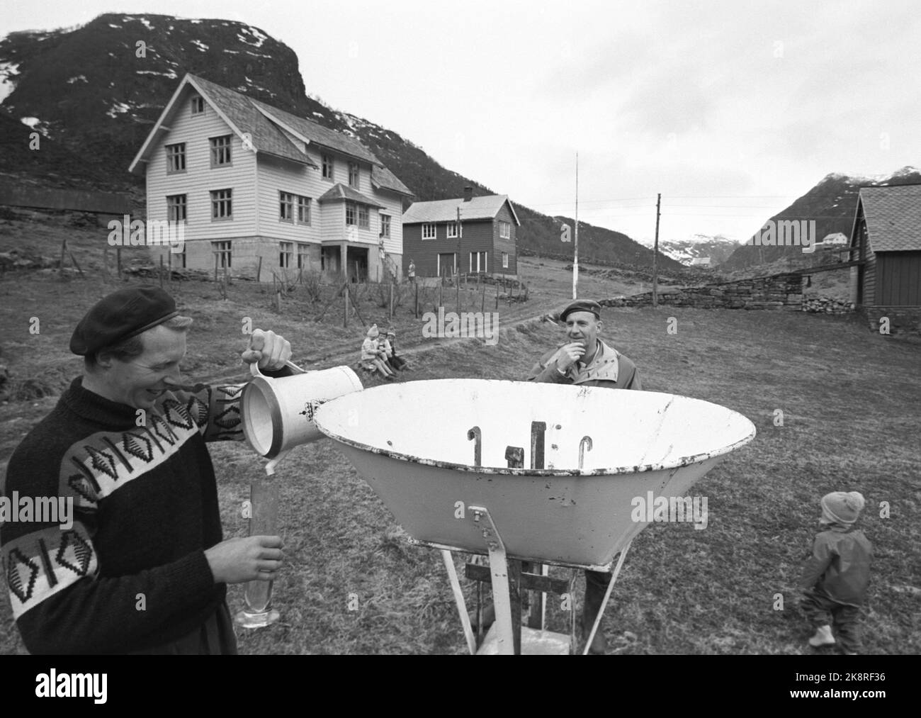 Masfjorden 25 maggio 1963. Tutto il latte norvegese che è stato controllato nel corso dell'ultimo anno è radioattivo. Le esplosioni nucleari su Novaja Semlja hanno diffuso così tanta polvere radioattiva nell'atmosfera che colpisce tutti noi - non è stata ancora rilevata alcuna eccezione. Le persone nel Masfjord sono due volte più radioattive dei Bergens, che a loro volta sono da tre a quattro volte radioattive delle persone di Oslo; è collegato alla quantità di precipitazioni. Sulla fattoria Haukeland, 3400 mm di pioggia perm. Anno. Foto: Ivar Aaserud / corrente / NTB Foto Stock