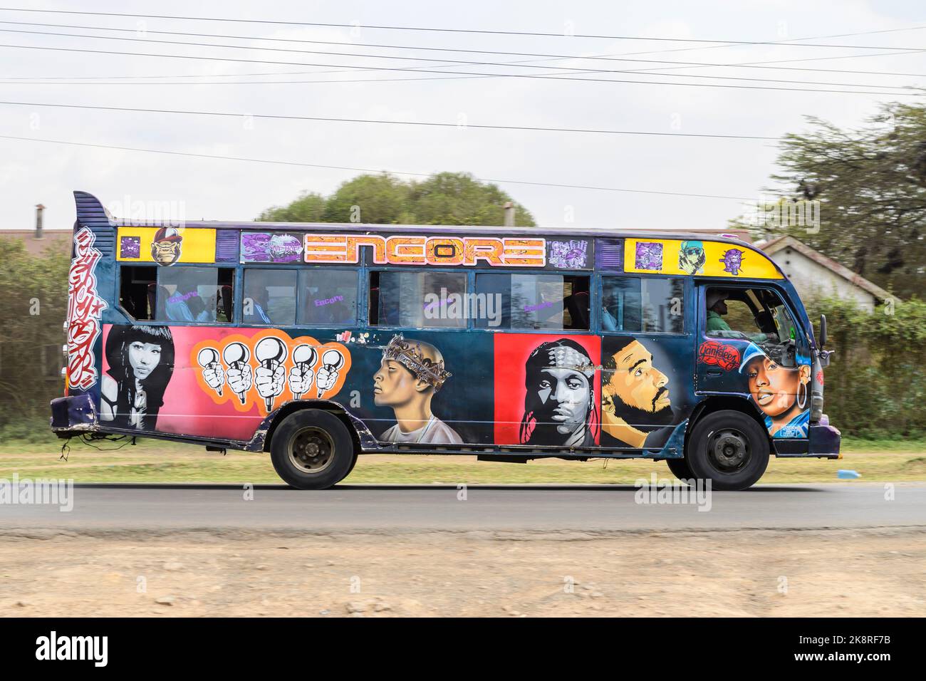 Un autobus con verniciatura personalizzata che guida lungo Ngong Road vicino all'incrocio con Kerarapon Drive. Molti autobus a Nairobi hanno una verniciatura personalizzata, una vasta gamma Foto Stock