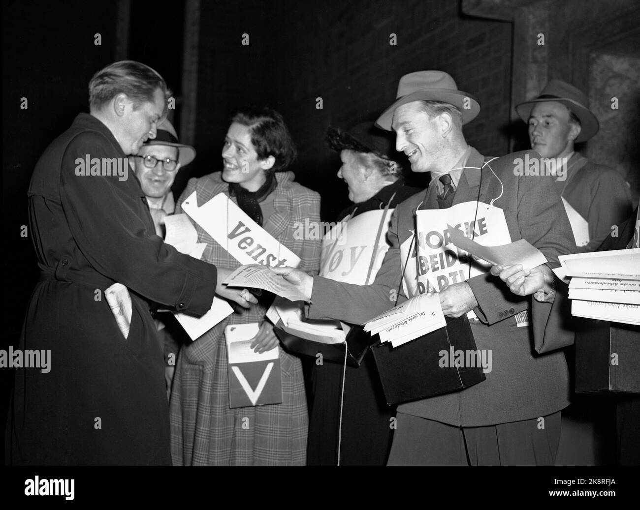 Oslo 19531012 le elezioni parlamentari del 1953 sono state le prime elezioni dopo l'abrogazione della cosiddetta sezione contadina. Il Partito laburista ottiene la maggioranza. Di seguito sono elencati i vettori esterni a uno dei seggi. Foto: NTB / NTB Foto Stock