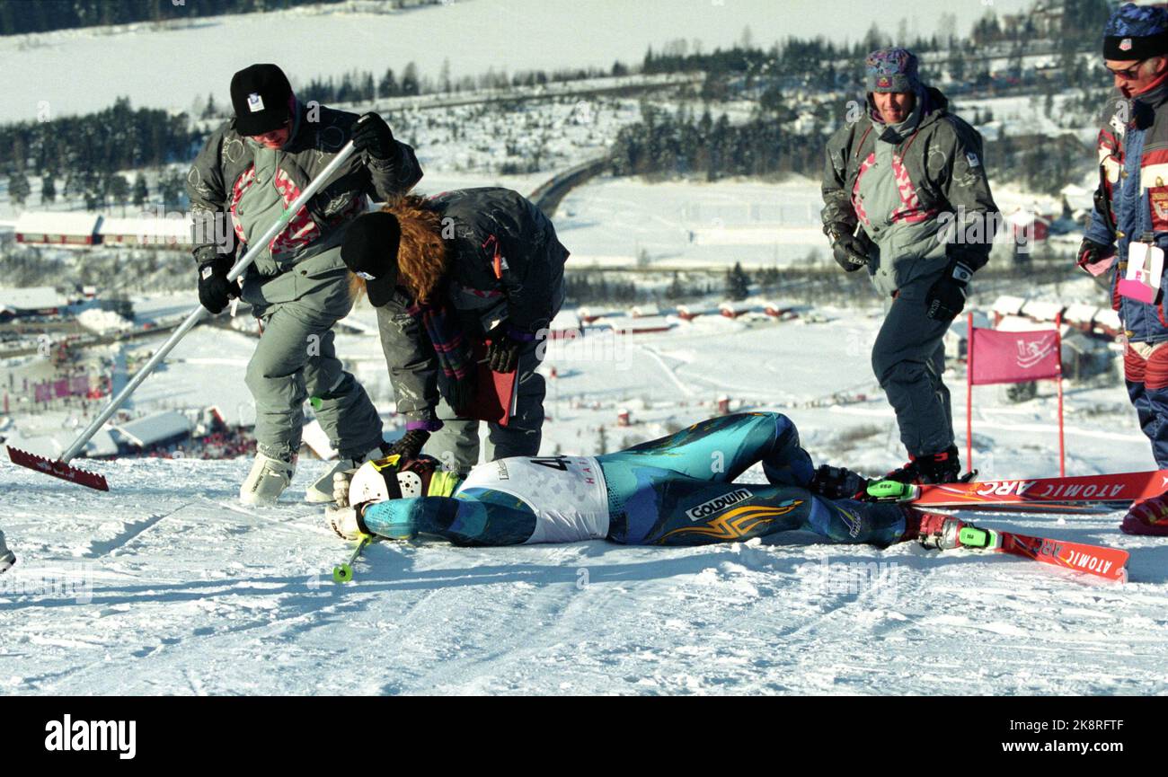 Hafjell 19940224 Olimpiadi invernali a Lillehammer, grande sam per le donne a Hafjell. Uno degli atleti è andato oltre la fine del percorso, e funzionari / volontari vengono a vedere come le cose sono andate. Foto: Calle Törnström / NTB / NTB Foto Stock