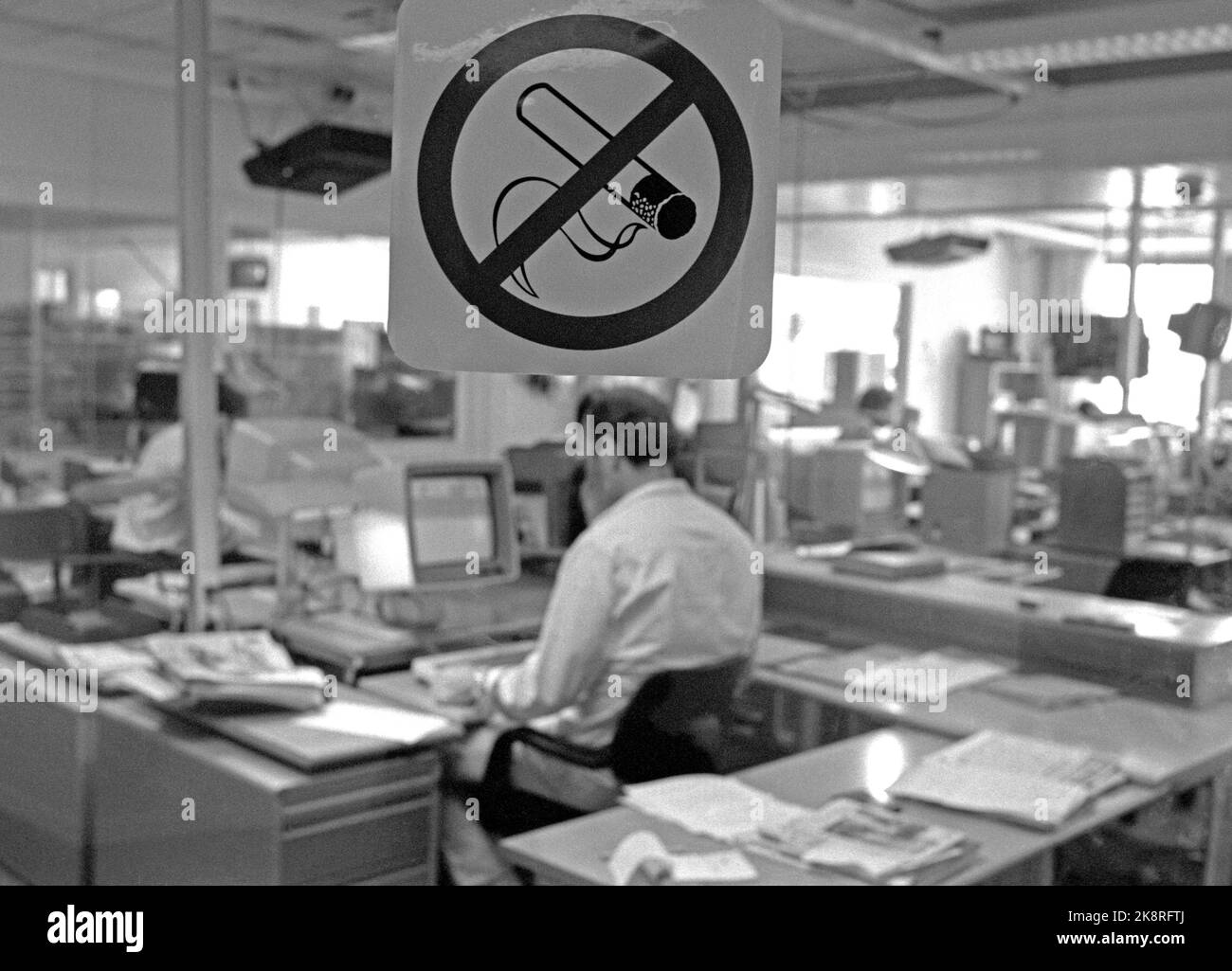 Oslo 19880620: Divieto di fumare sul luogo di lavoro. La nuova legge sul fumo entra in vigore il 1° luglio 1988. La legge sul fumo si applica all'ambiente di lavoro e agli ambienti pubblici comuni. Questa sarà la situazione in molti posti di lavoro quando la legge entrerà in vigore. Qui dalla redazione di NTB. Segnali di divieto. Divieto di fumare. Foto: Henrik Laurvik / NTB Foto Stock