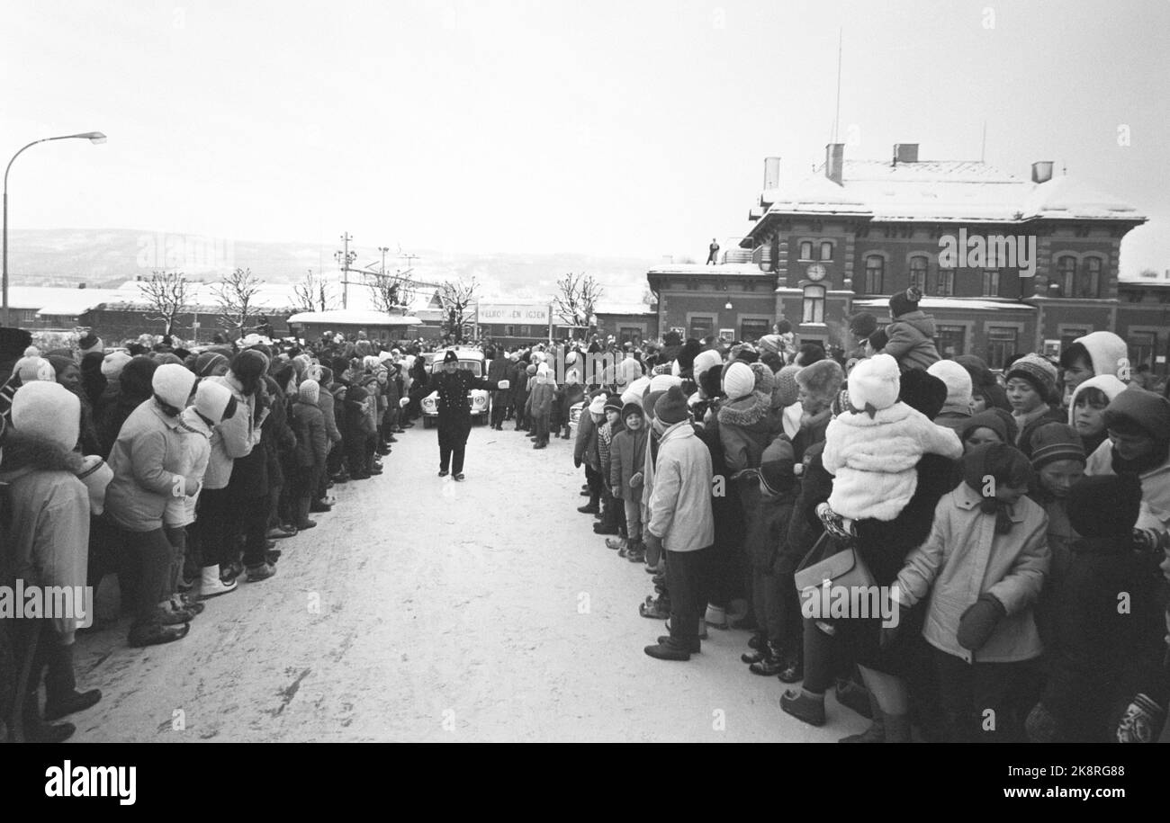 Stazione di Lillehammer 18 gennaio 1969. Campionati norvegesi di pattinaggio. Ecco il re Olav per essere uno spettatore durante il campionato norvegese. Prima c'è un poliziotto per spianare la strada, poi una macchina di polizia viene e dietro questo arriva l'auto dove il re è situato. Foto: Aage Storløkken / corrente / NTB Foto Stock