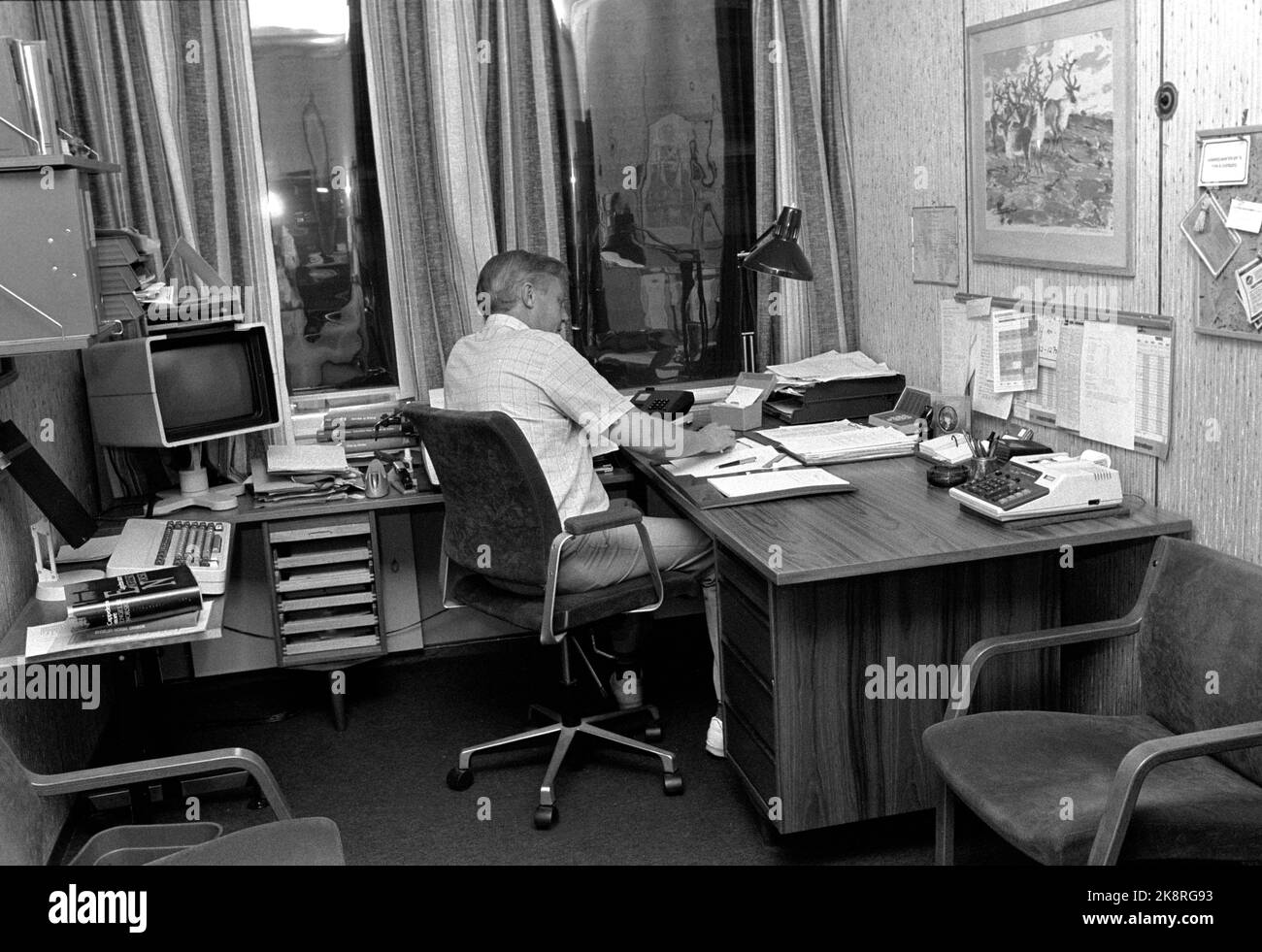 Oslo 19850828 che tipo di status dovrebbe avere questo uomo? Il suo ufficio è piccolo e ha solo due finestre, ma ha braccioli imbottiti sulla sedia, e un piccolo computer / terminale dati. La scrivania è di buone dimensioni ... Immagine dell'articolo NTB sullo stato dell'ufficio. Foto: NTB / NTB Foto Stock